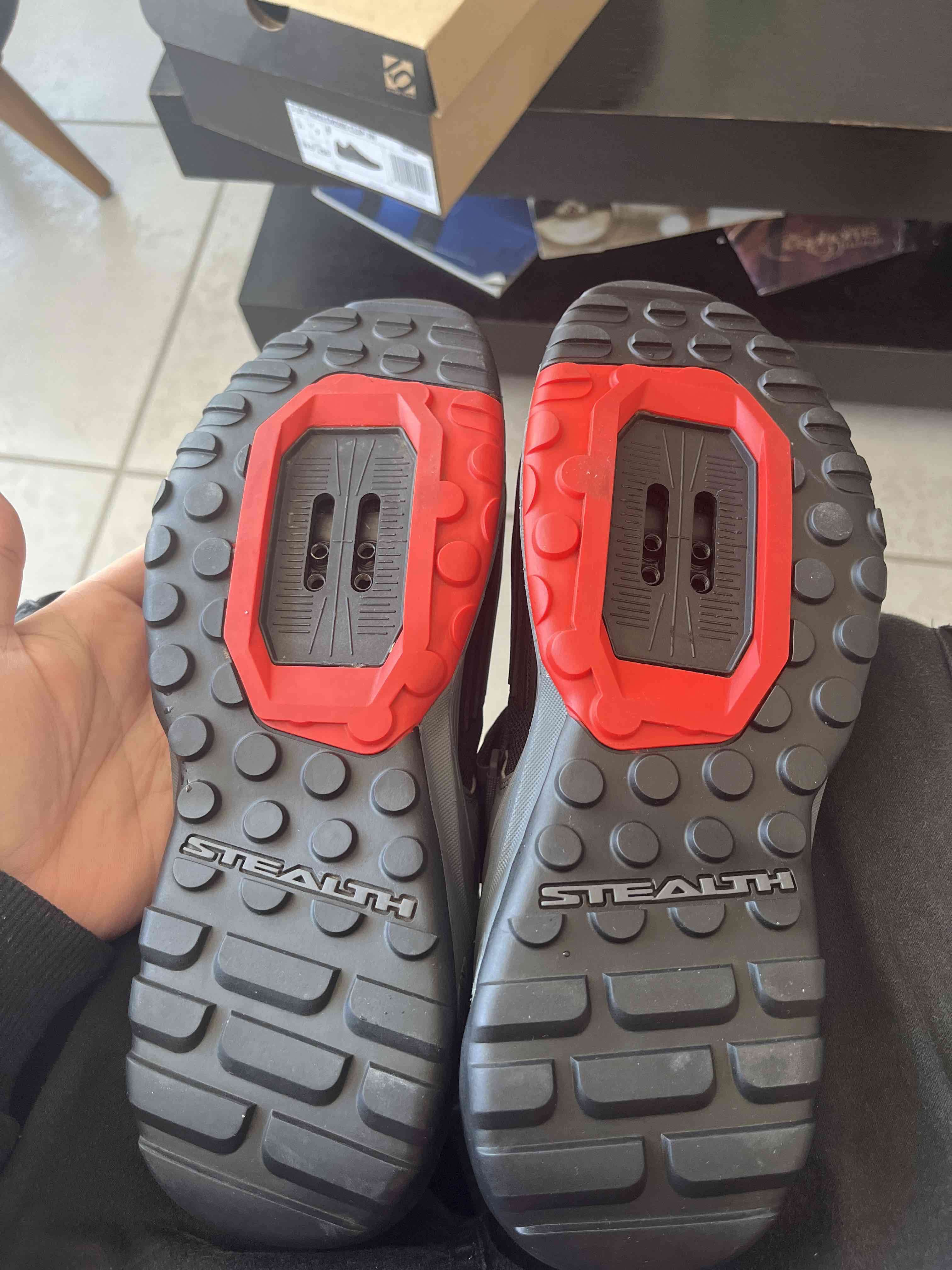 Zapatillas negras de trail - miniatura 3