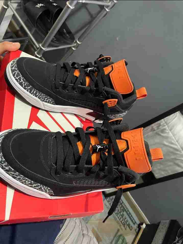 Zapatillas deportivas negras y naranjas - miniatura 2