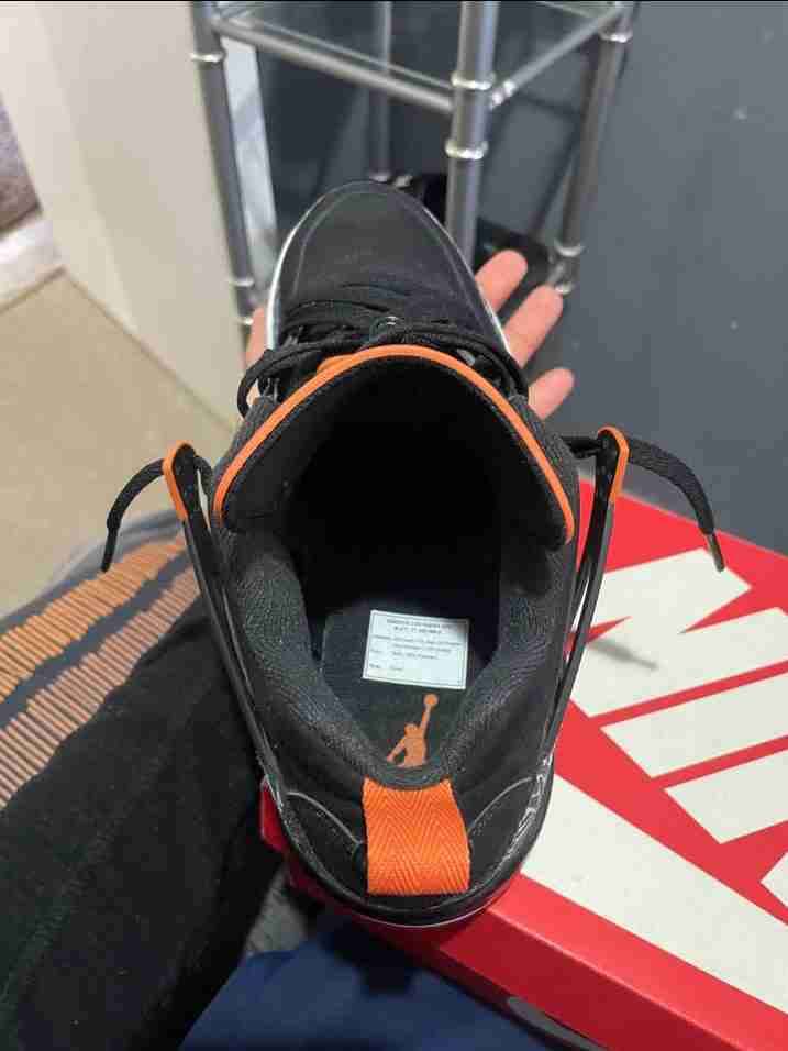 Zapatillas deportivas negras y naranjas - miniatura 3