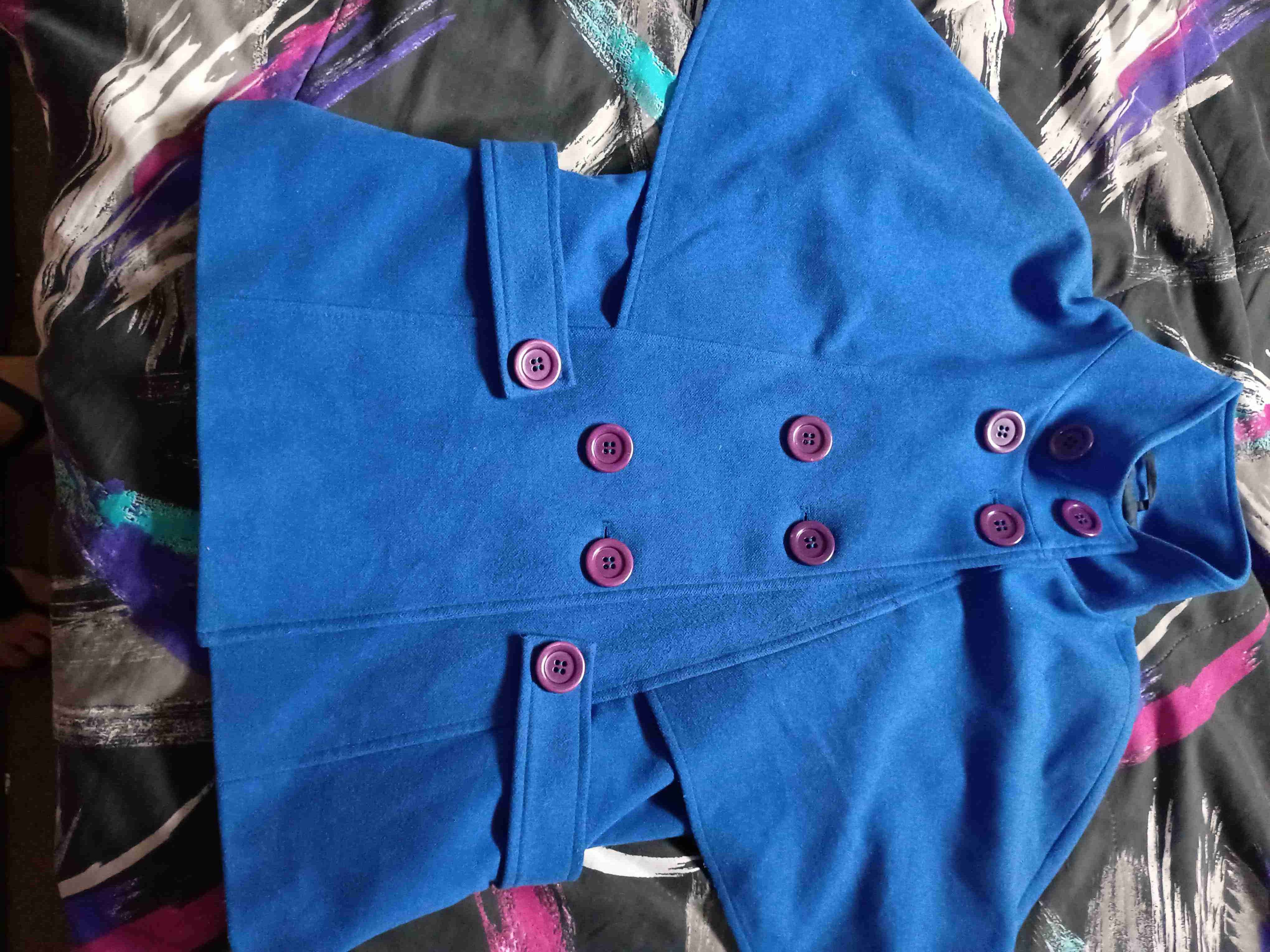 Abrigo azul con botones morados - miniatura 1