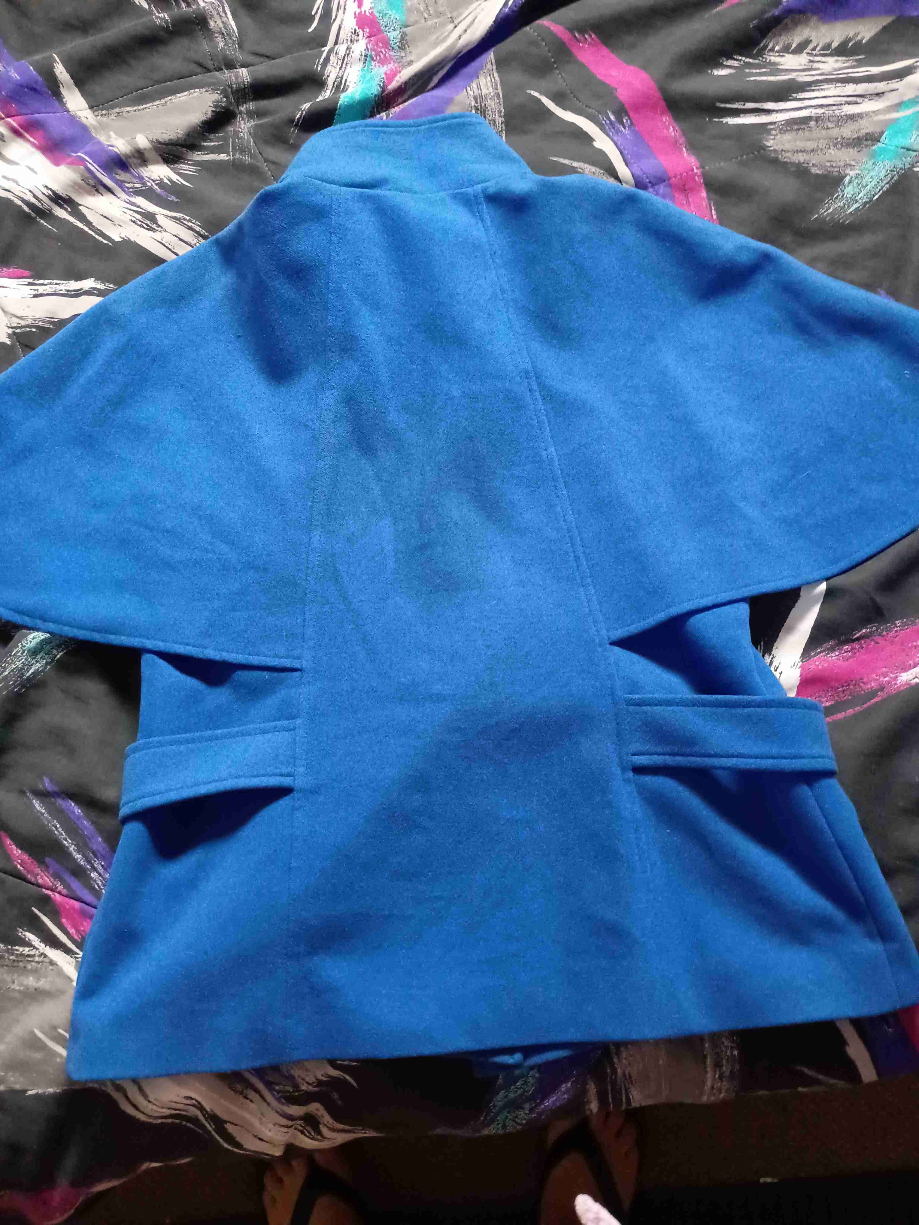 Abrigo azul con botones morados - miniatura 2