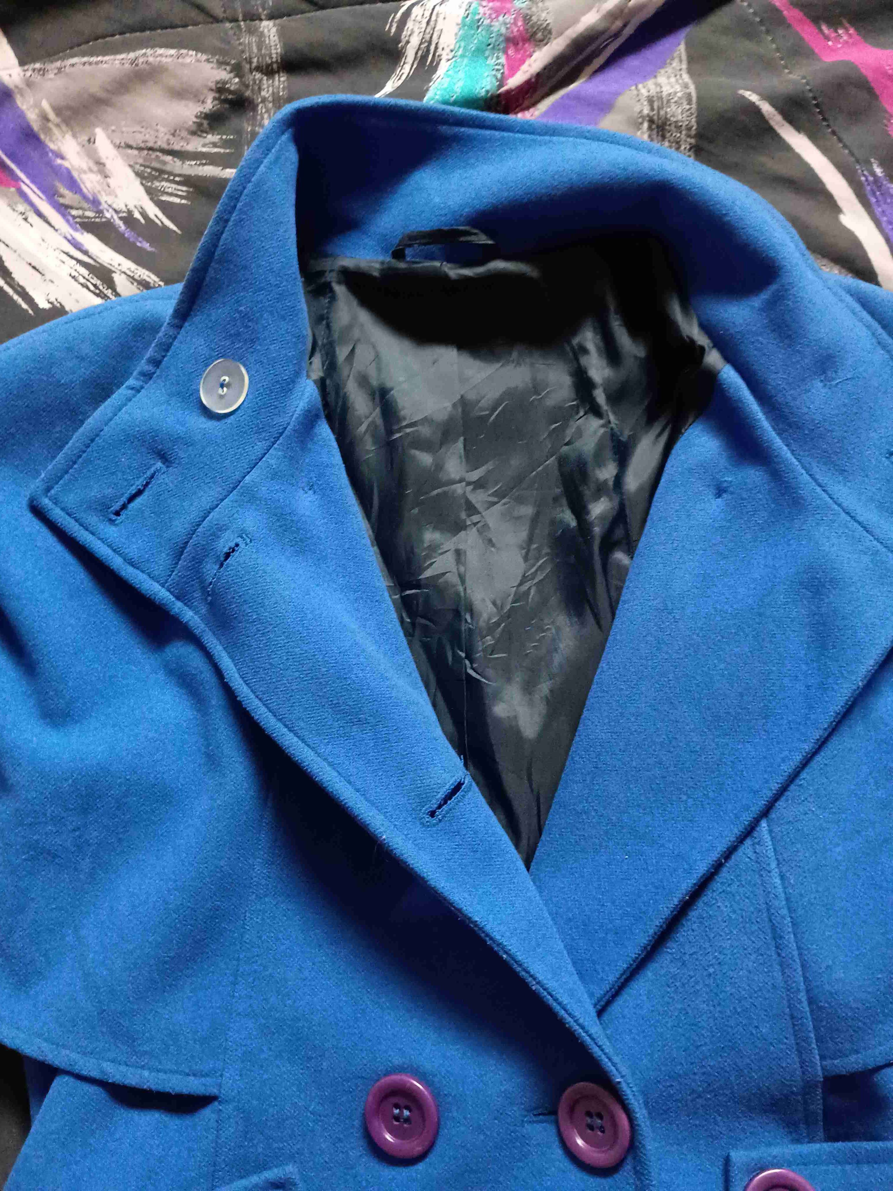 Abrigo azul con botones morados - miniatura 3
