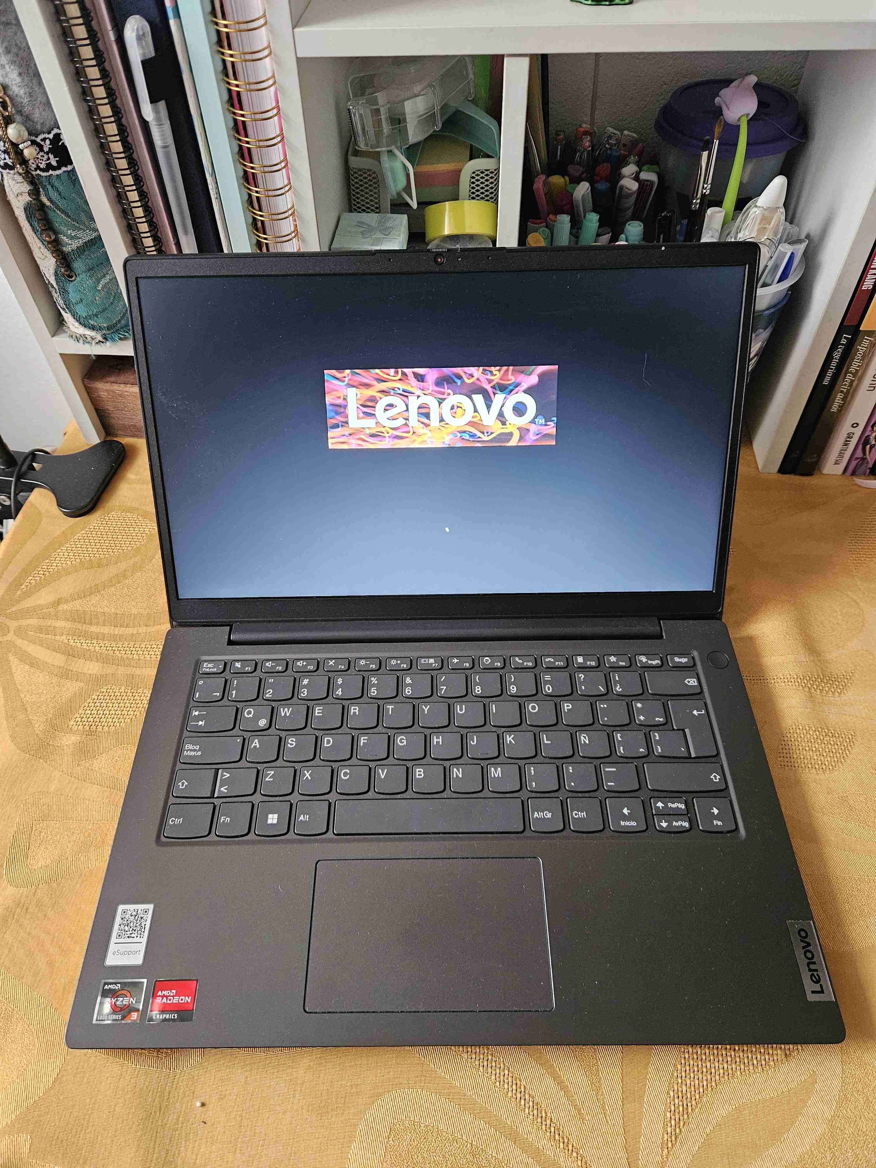 Vendo Notebook Lenovo Ryzen 5, para estudiantes - miniatura 1