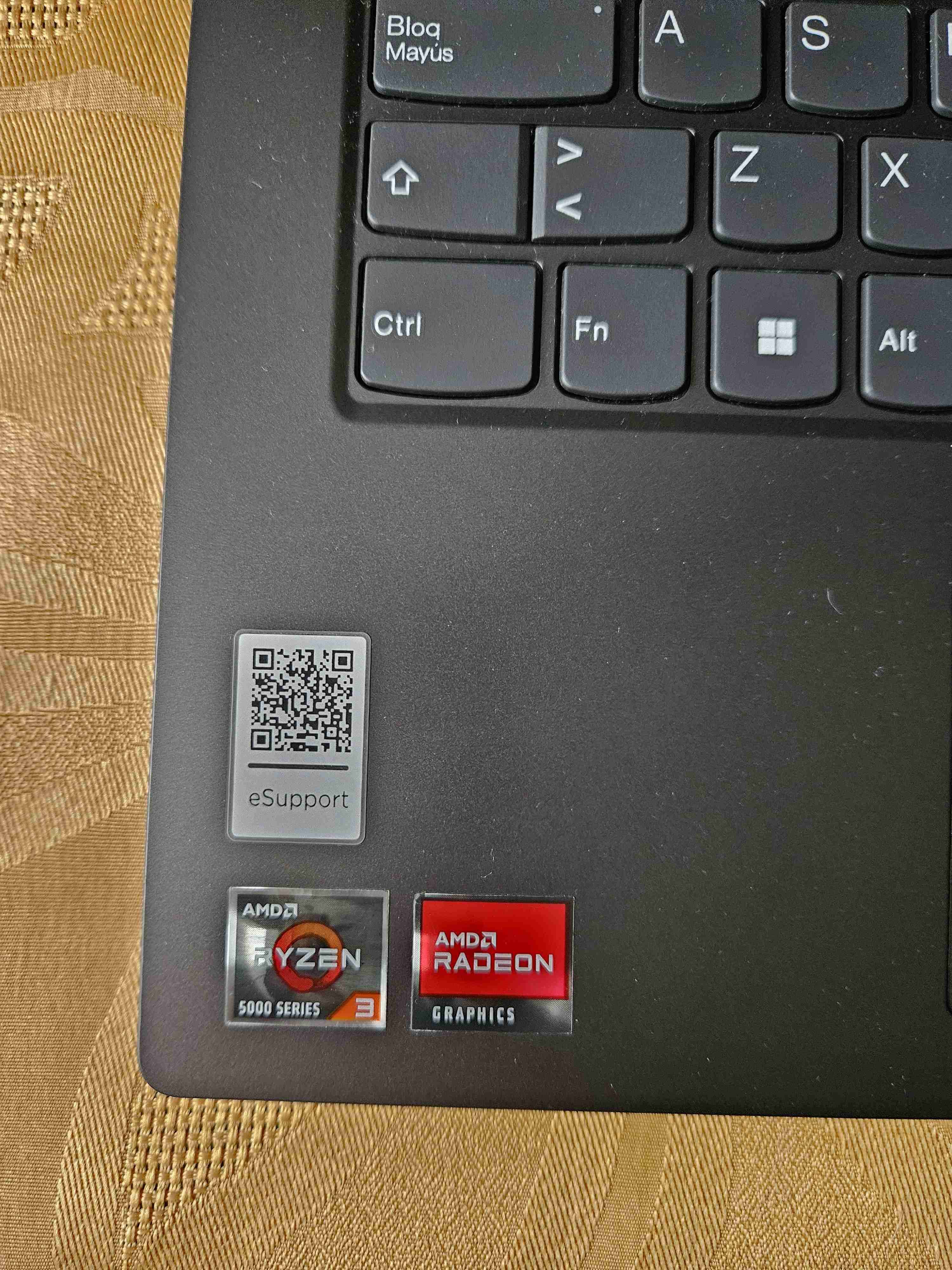 Vendo Notebook Lenovo Ryzen 5, para estudiantes - miniatura 3