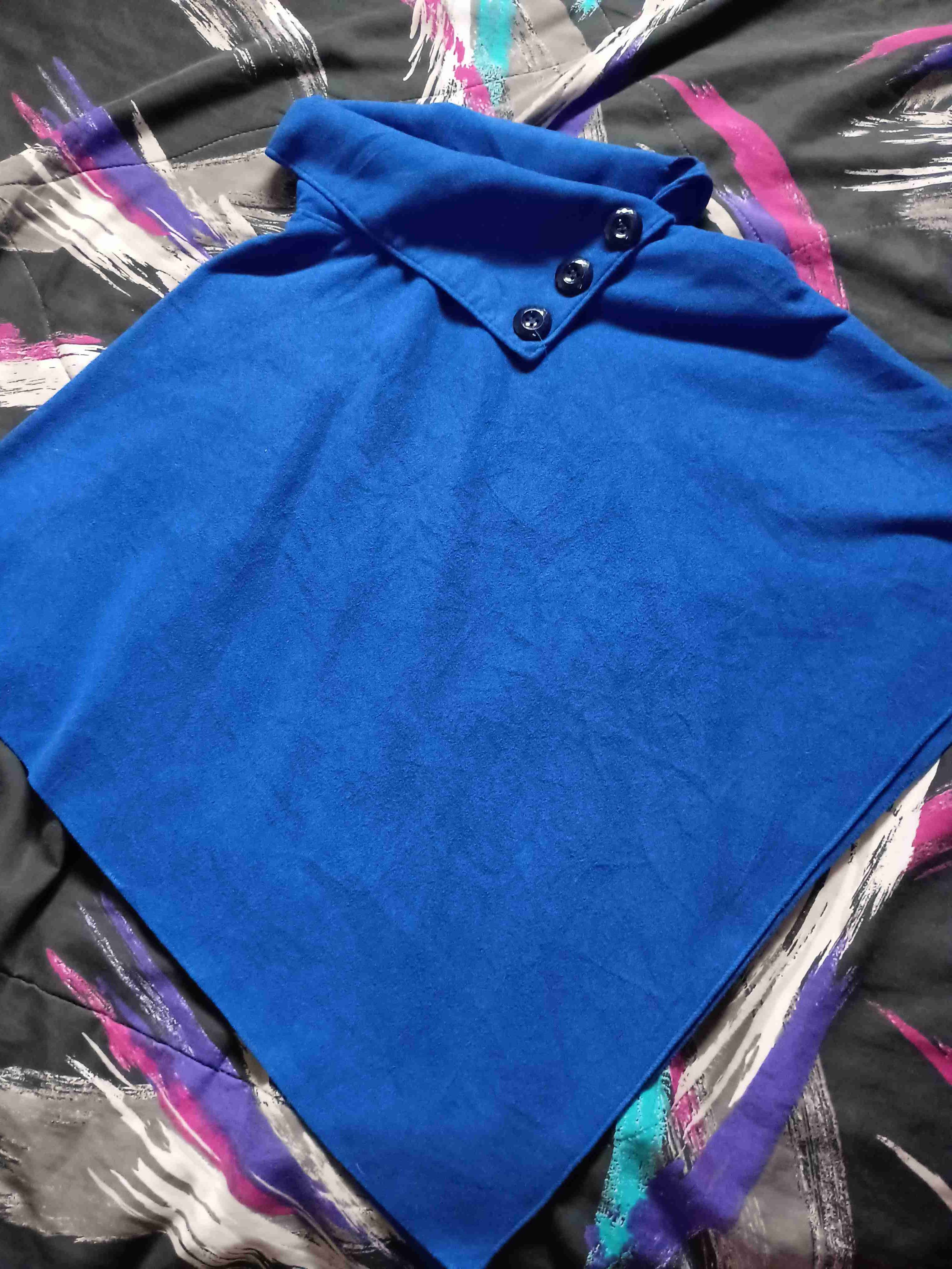 Capa azul con botones decorativos - miniatura 1