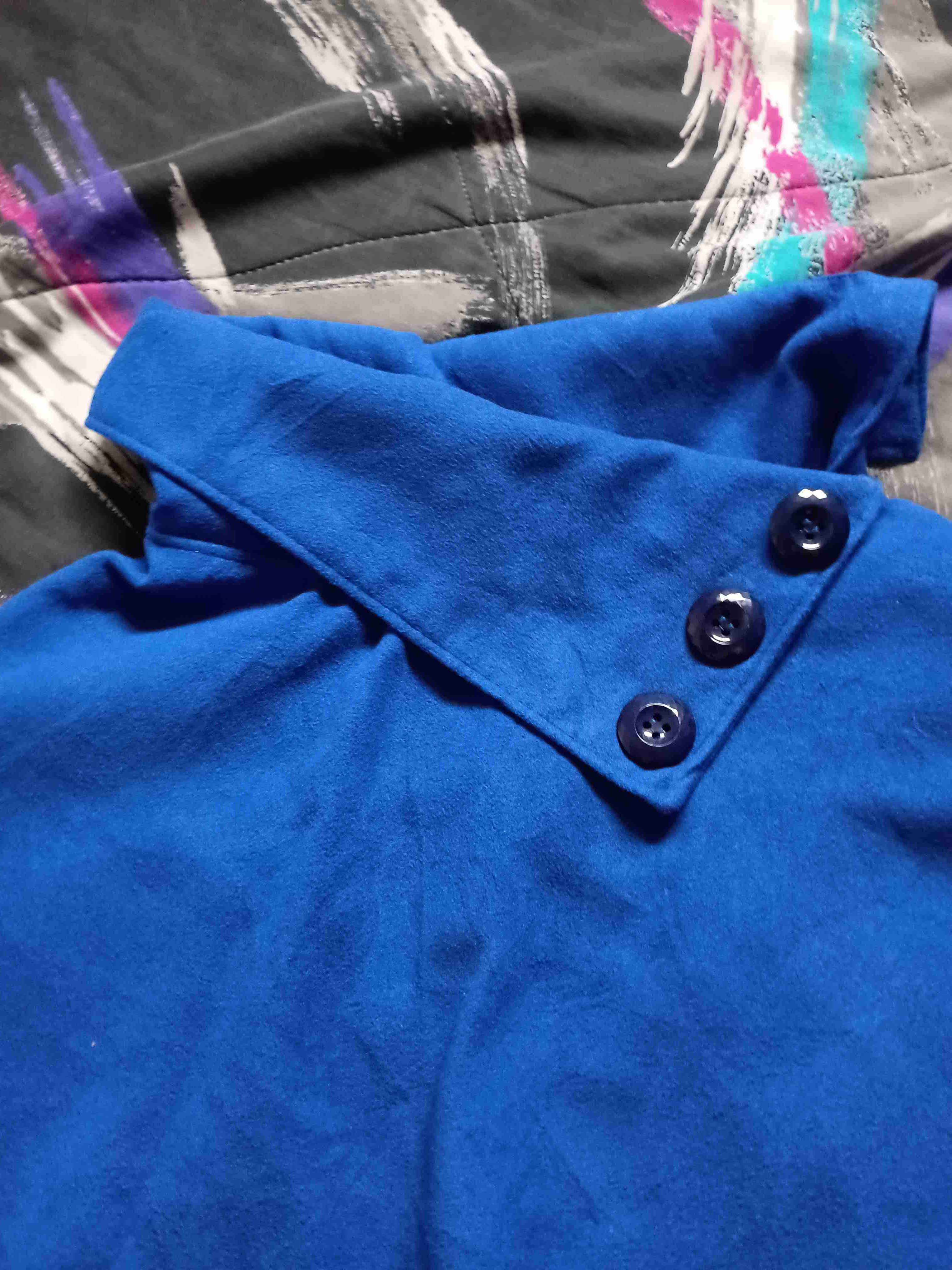 Capa azul con botones decorativos - miniatura 2