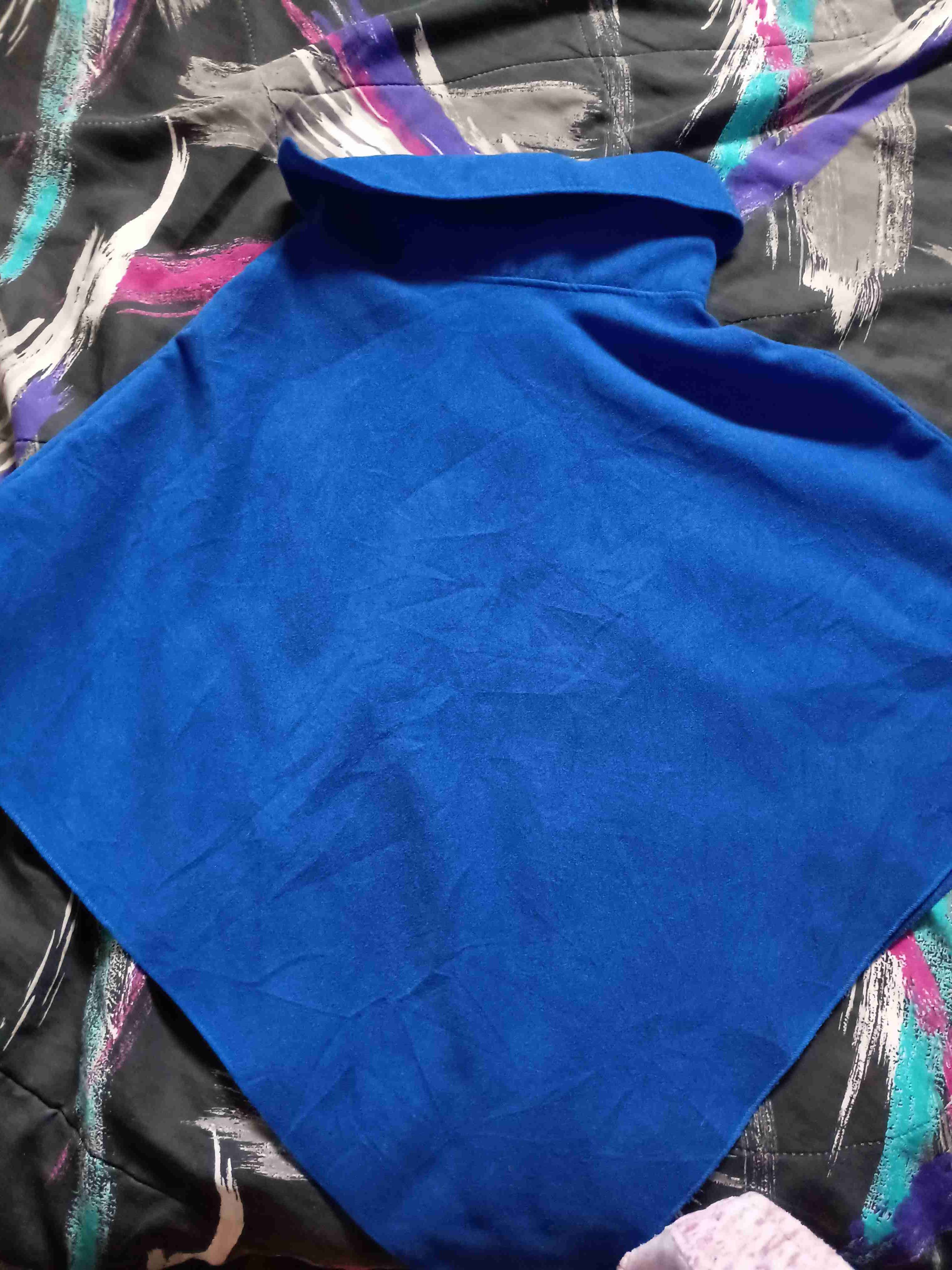 Capa azul con botones decorativos - miniatura 3