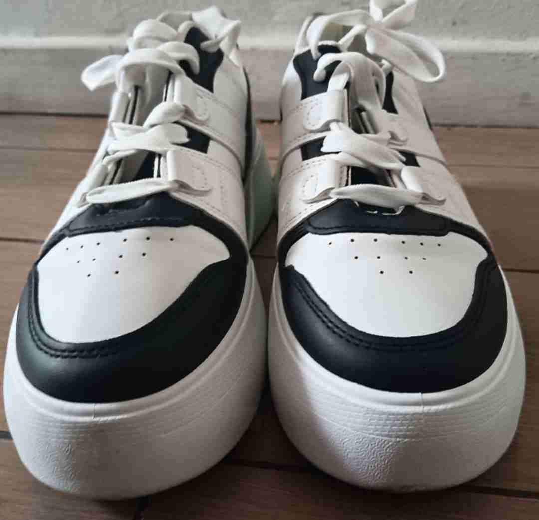 Zapatillas blancas con detalles negros - miniatura 1