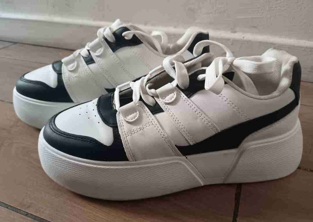 Zapatillas blancas con detalles negros - miniatura 2