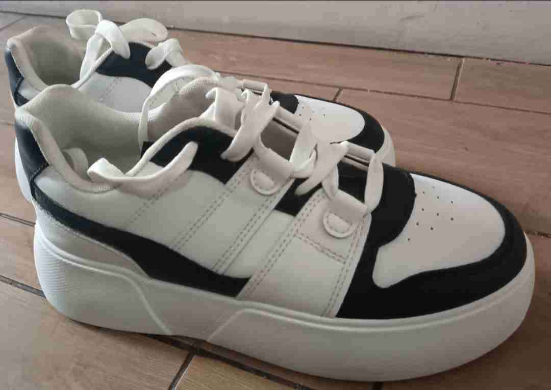 Zapatillas blancas con detalles negros - miniatura 3