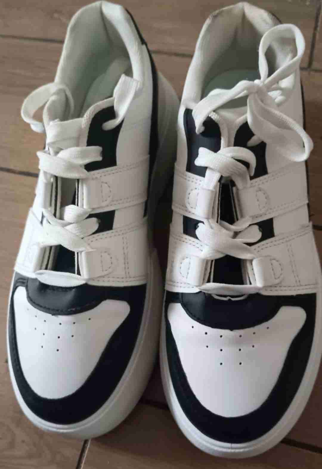 Zapatillas blancas con detalles negros - miniatura 4