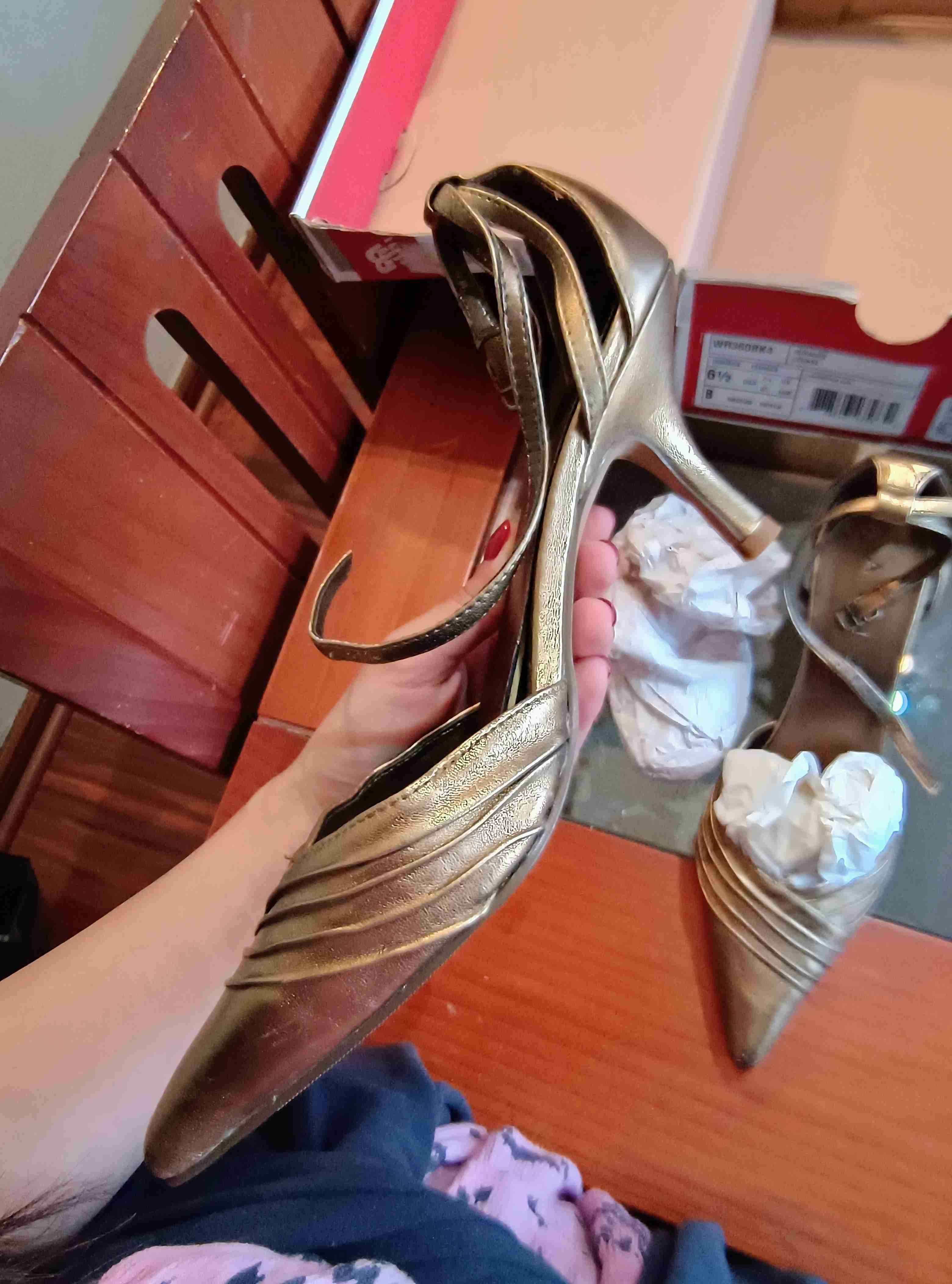 Zapatos dorados de tacón - miniatura 2