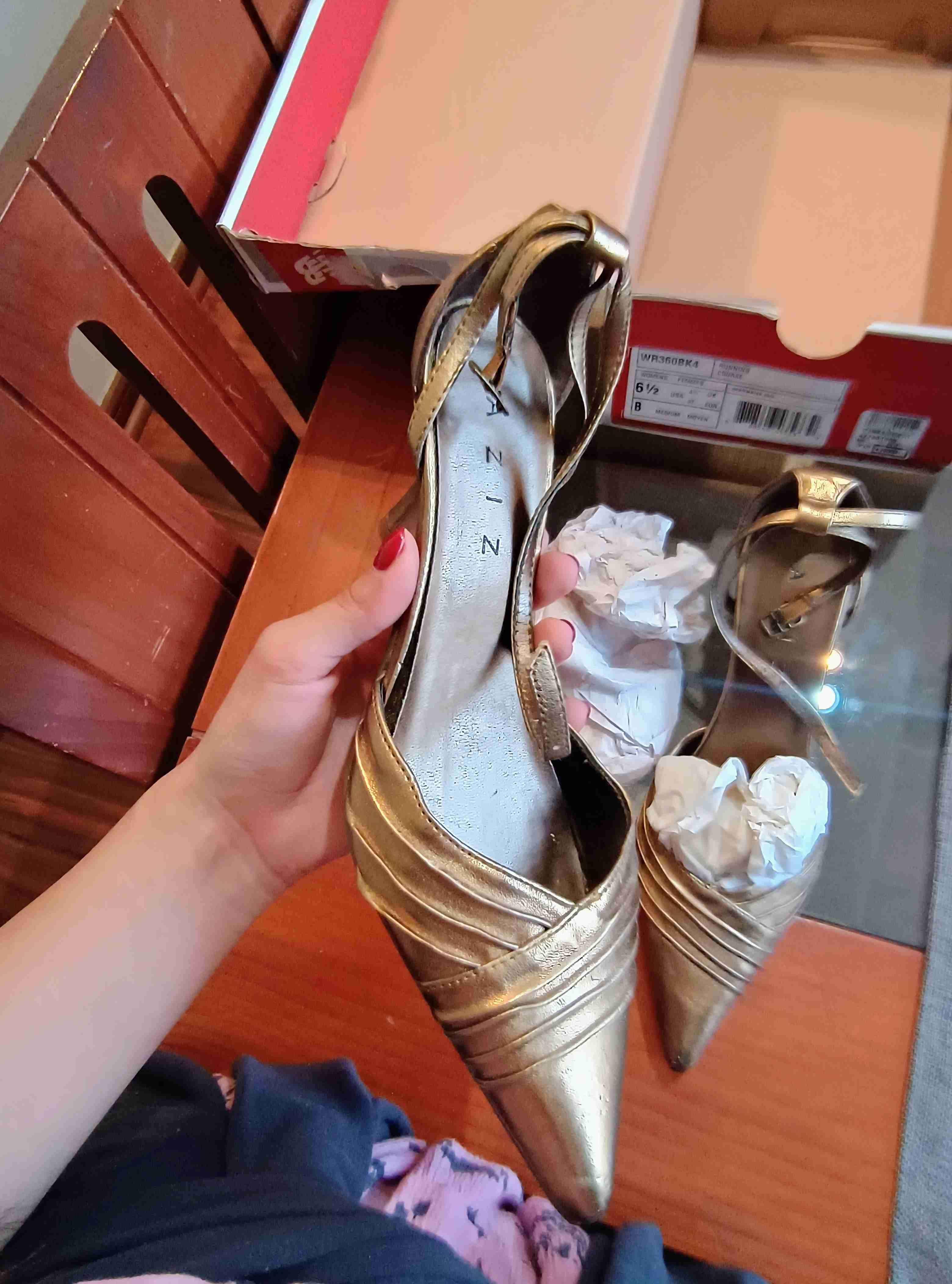 Zapatos dorados de tacón - miniatura 3