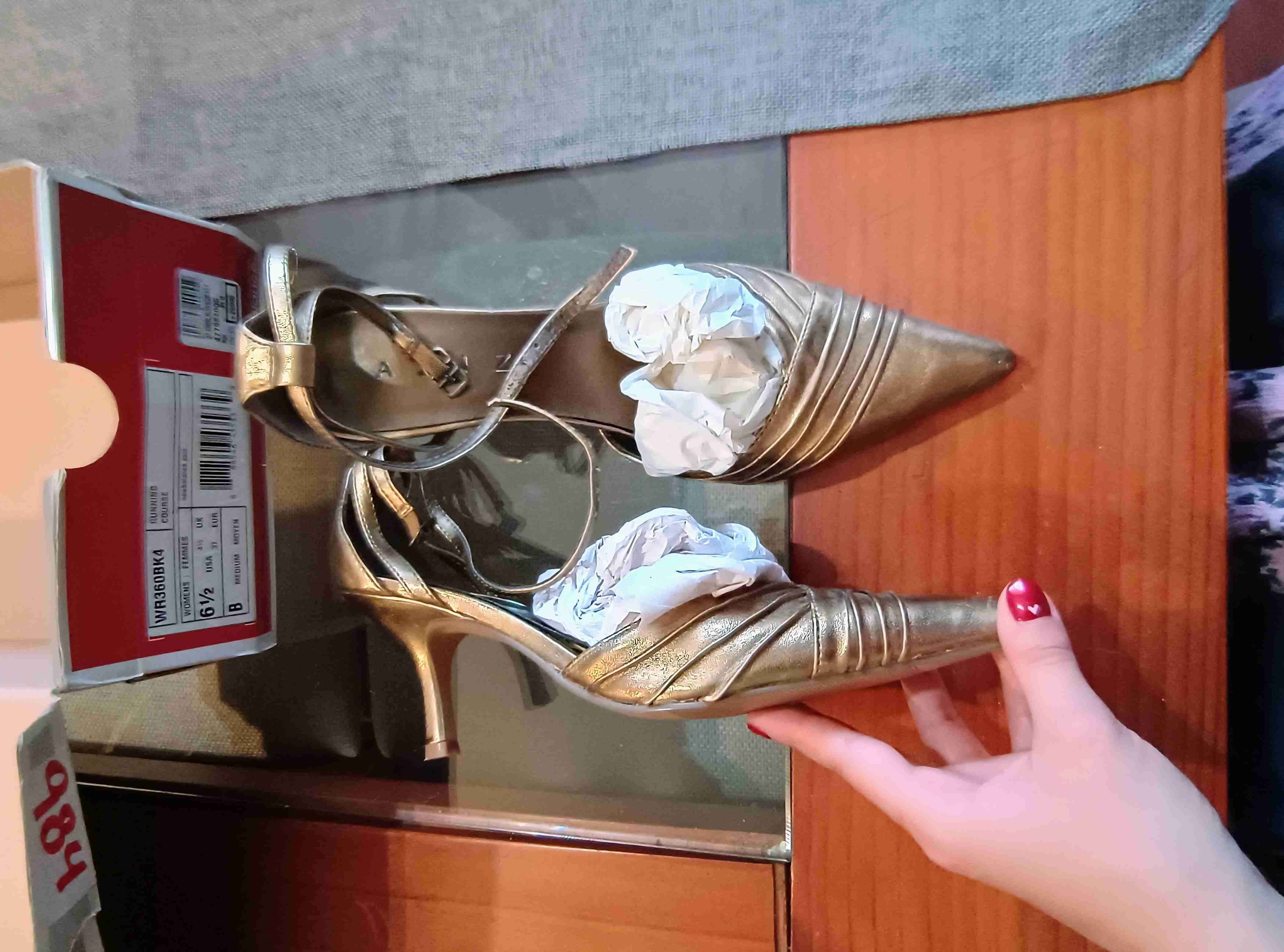 Zapatos dorados de tacón - miniatura 4