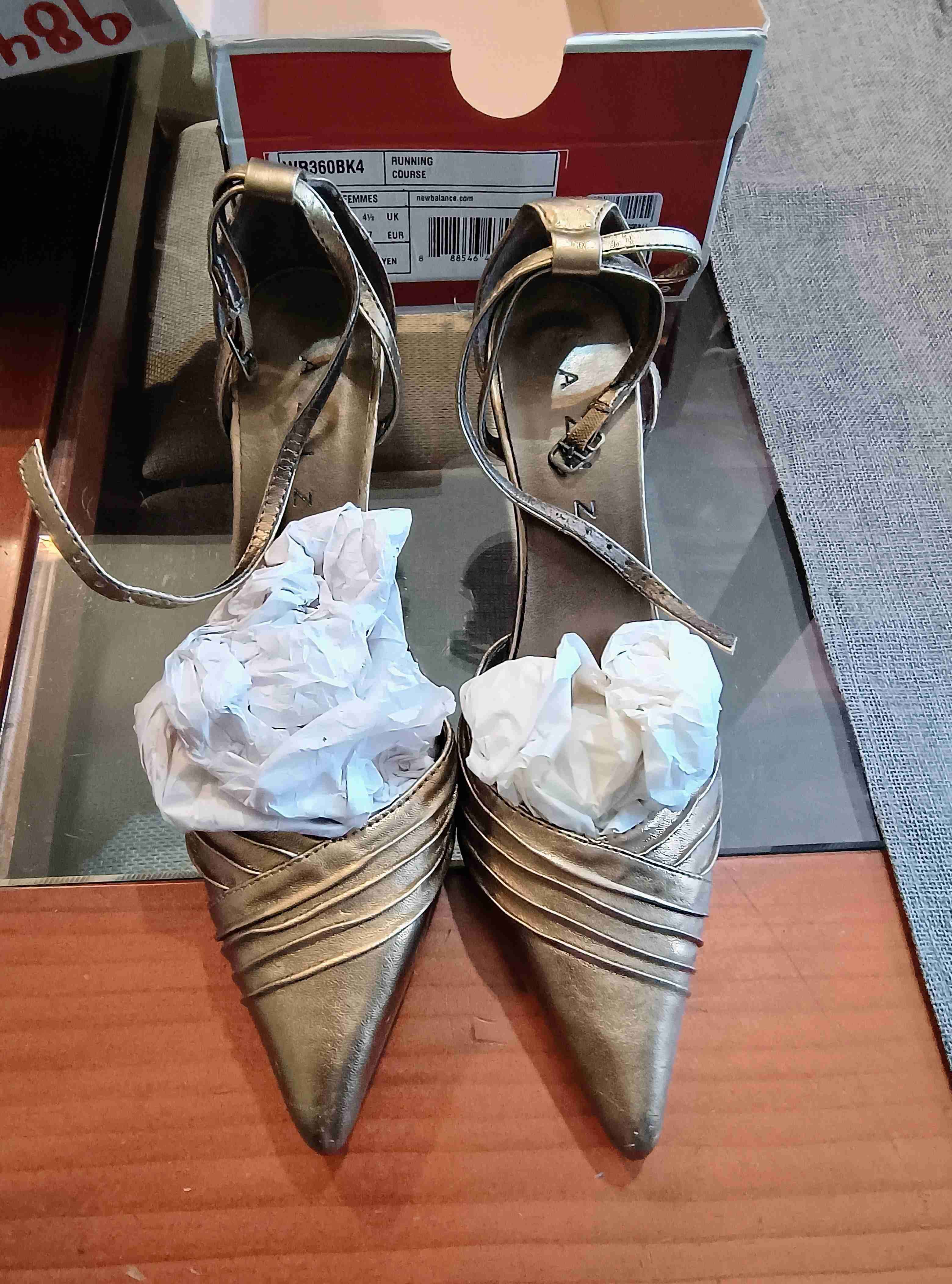 Zapatos dorados de tacón - miniatura 5