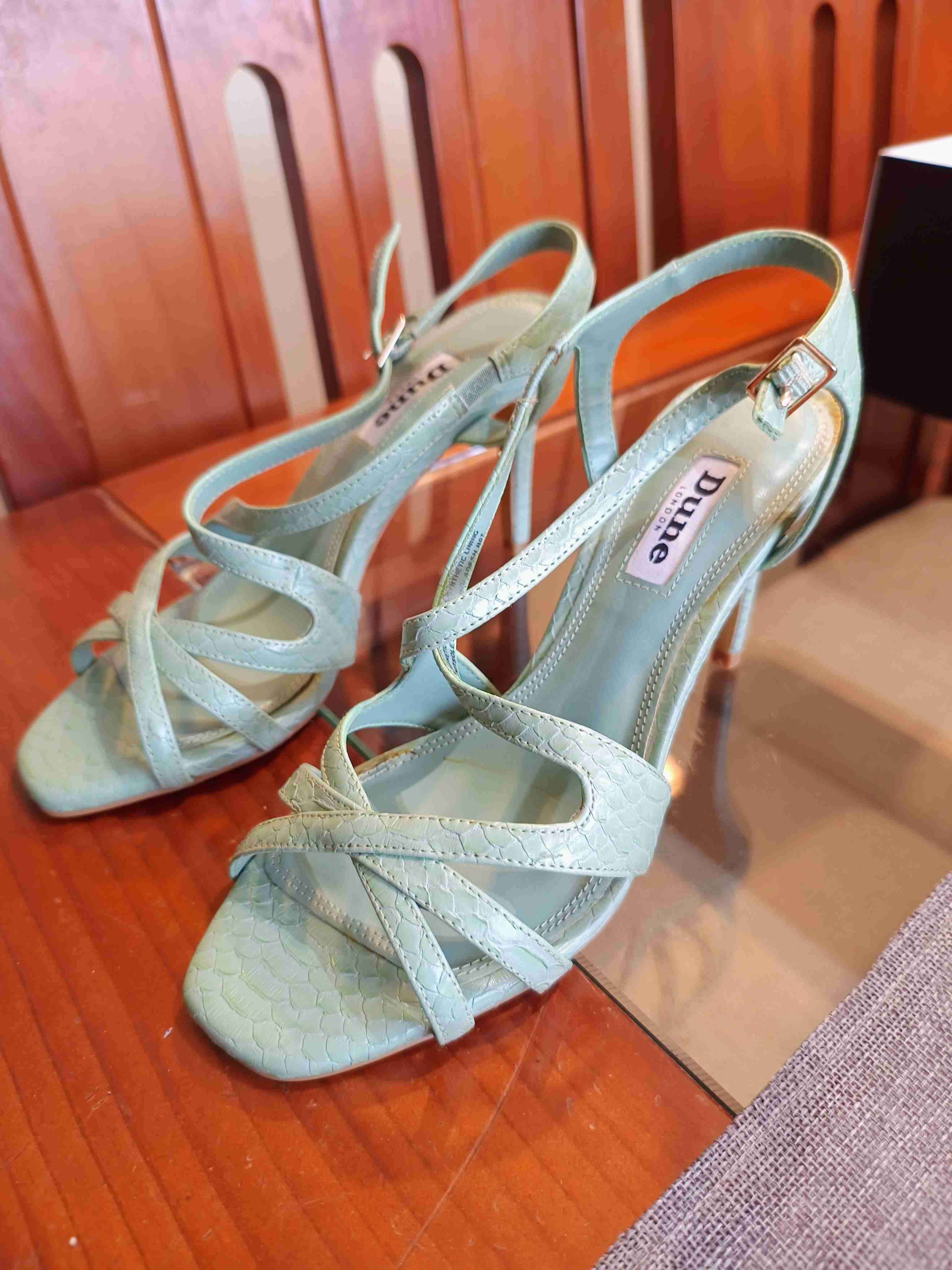 Tacones verdes de charol - miniatura 2