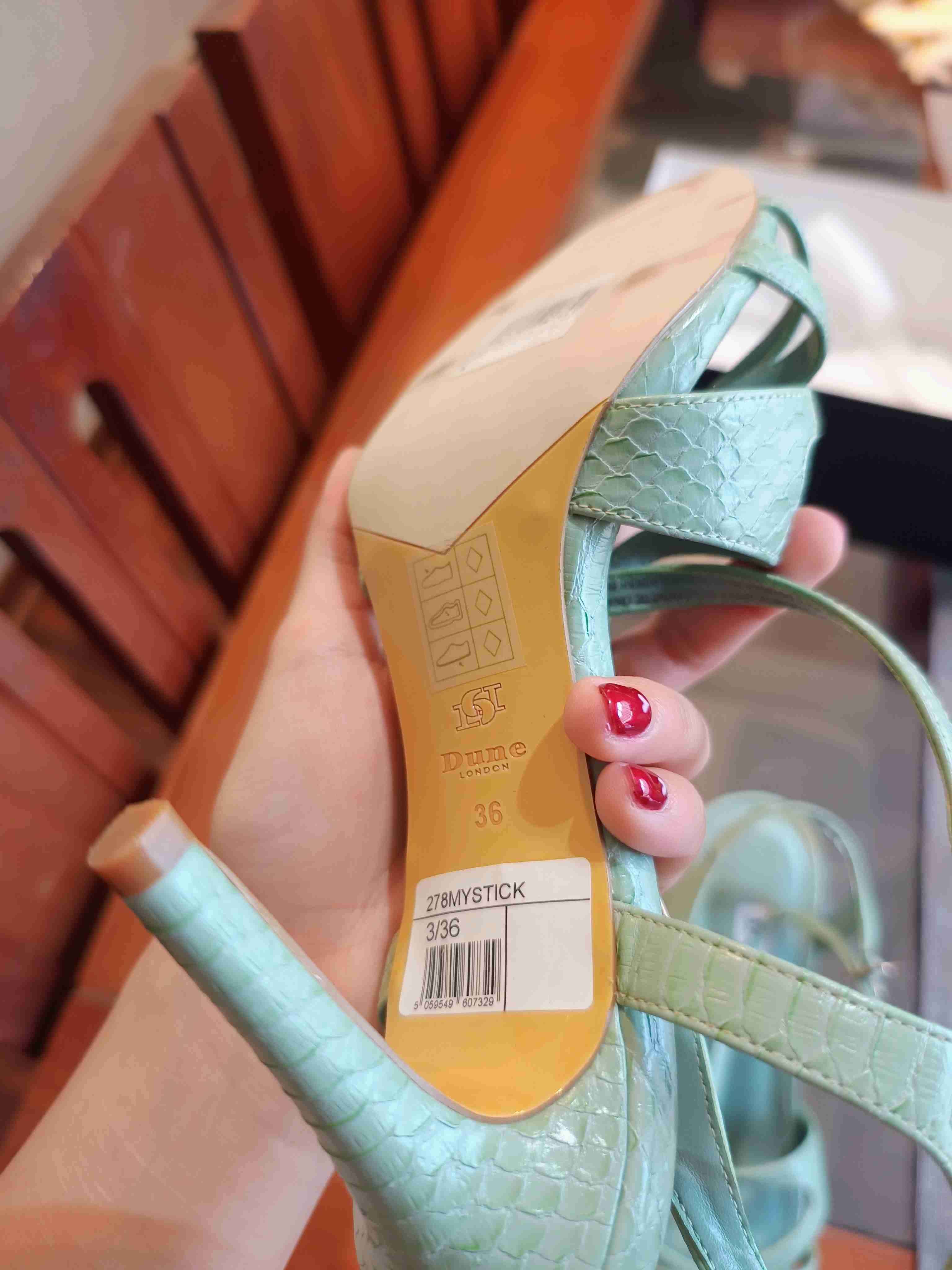 Tacones verdes de charol - miniatura 4