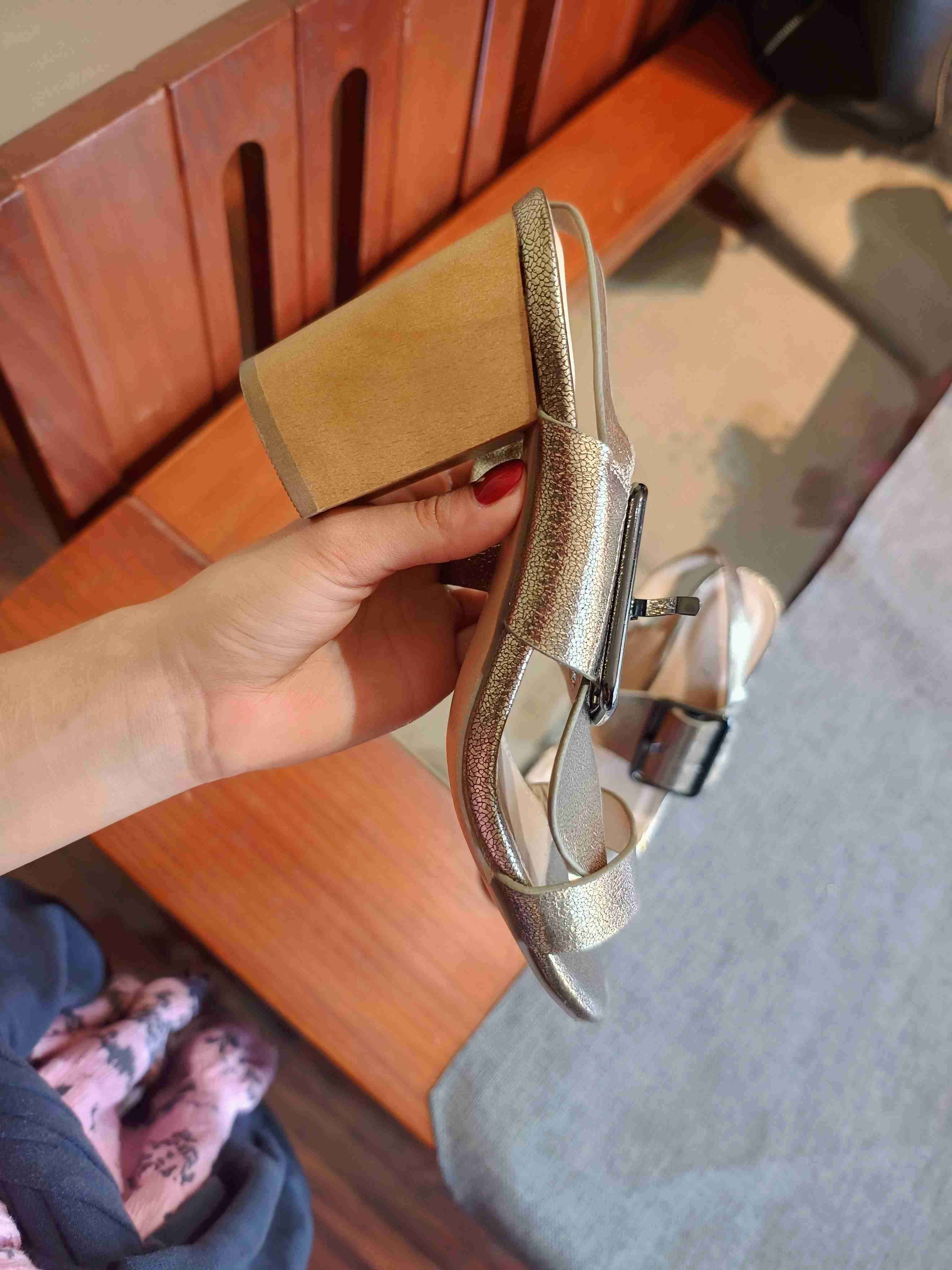 Sandalias doradas con hebilla - miniatura 2