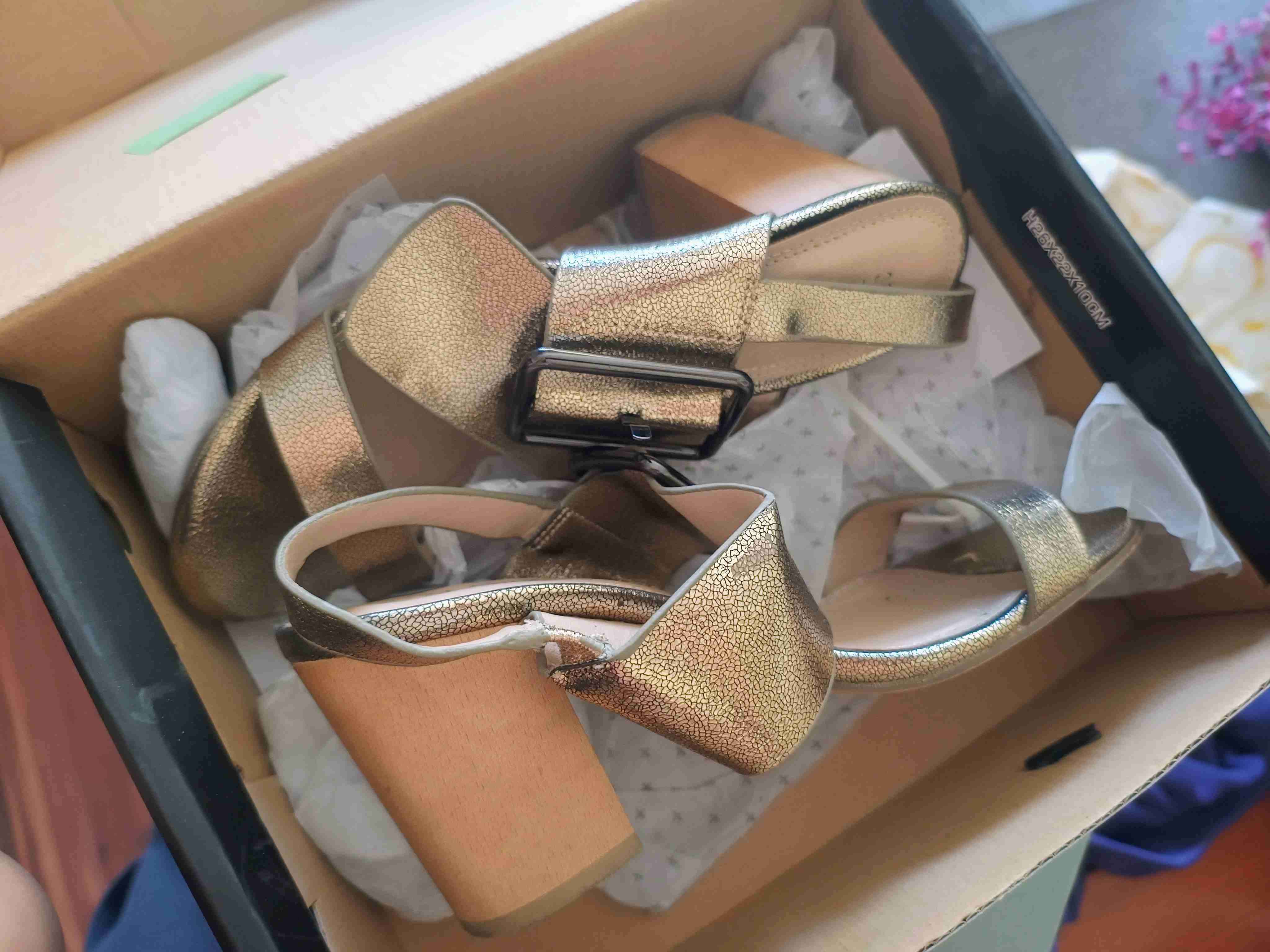 Sandalias doradas con hebilla - miniatura 3