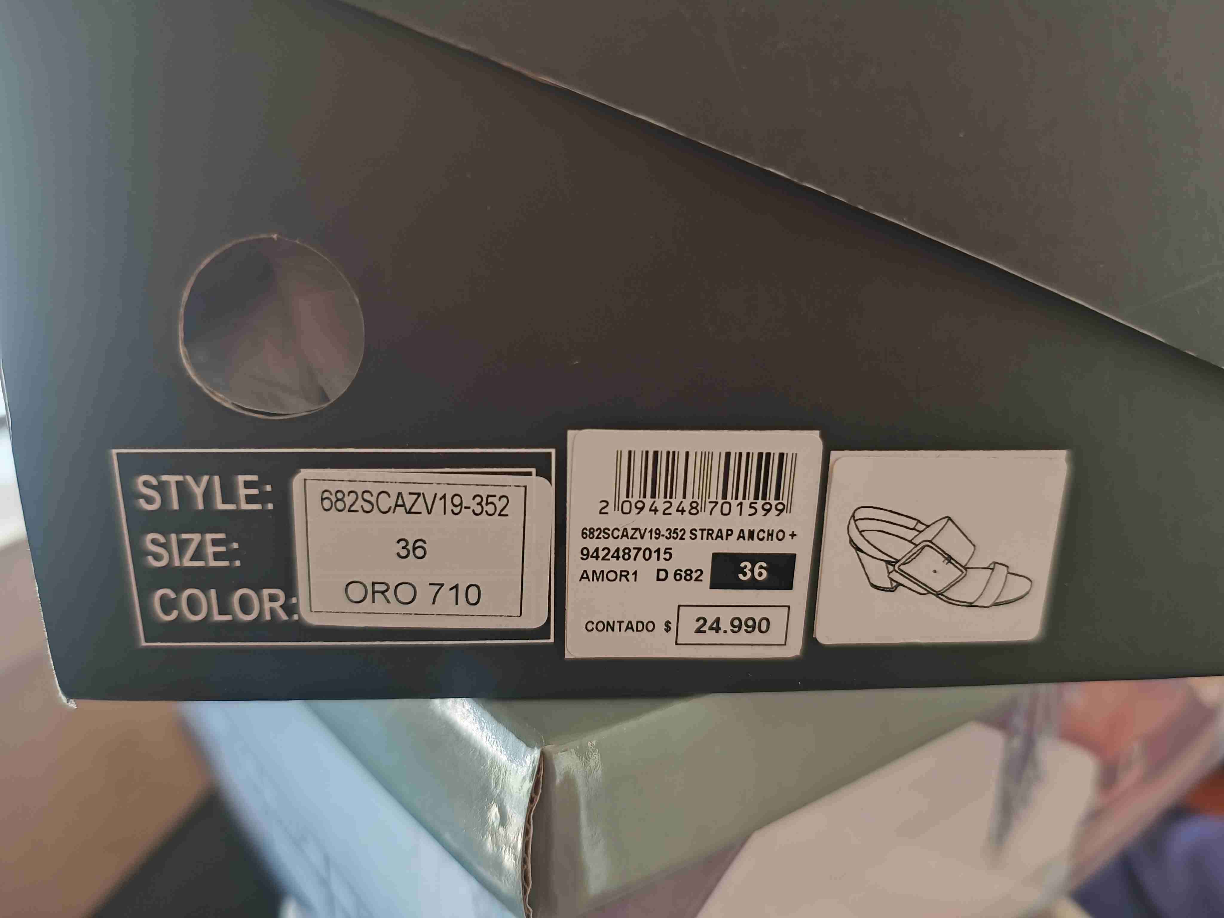 Sandalias doradas con hebilla - miniatura 4