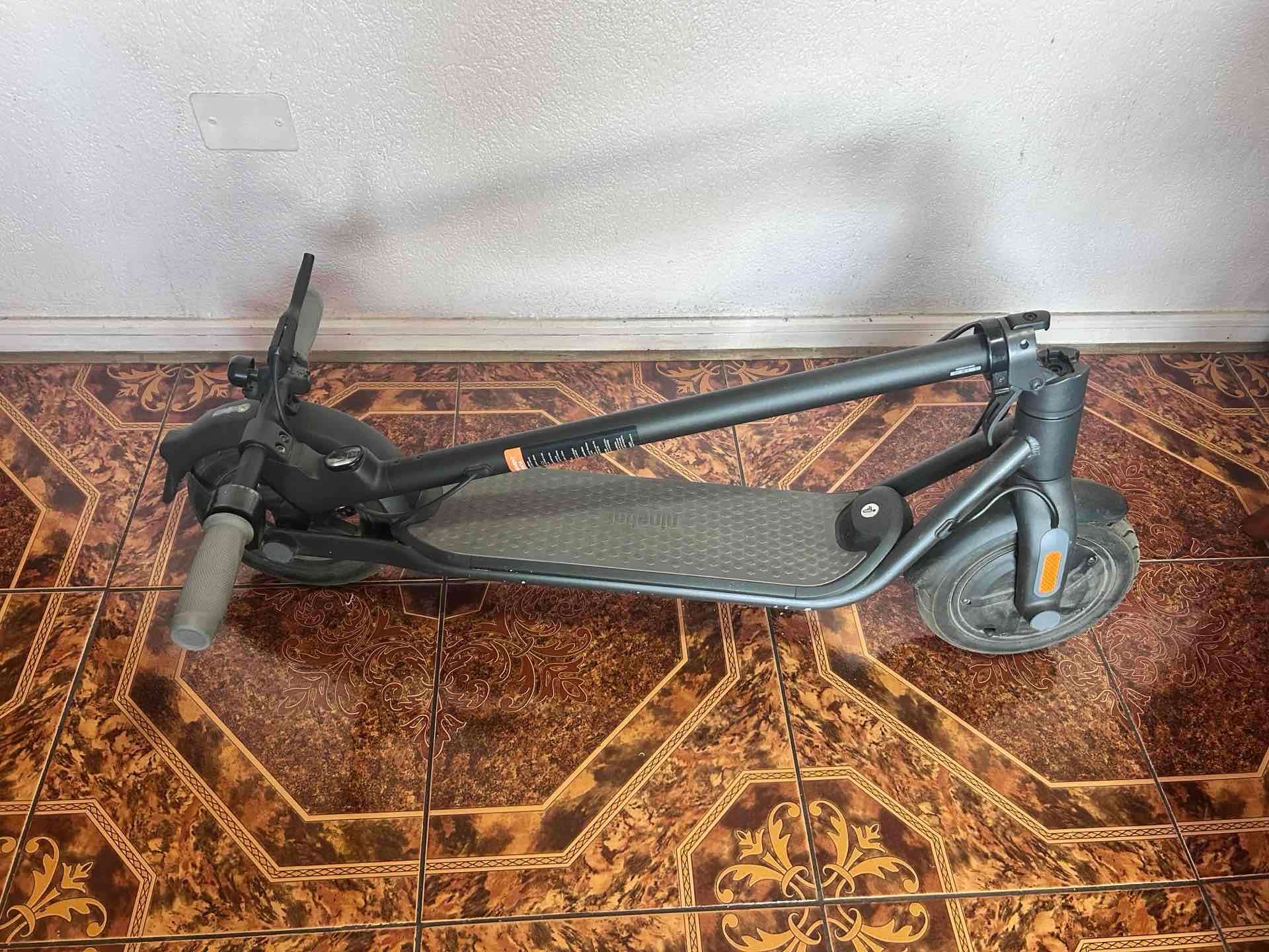 Scooter eléctrico negro - miniatura 2