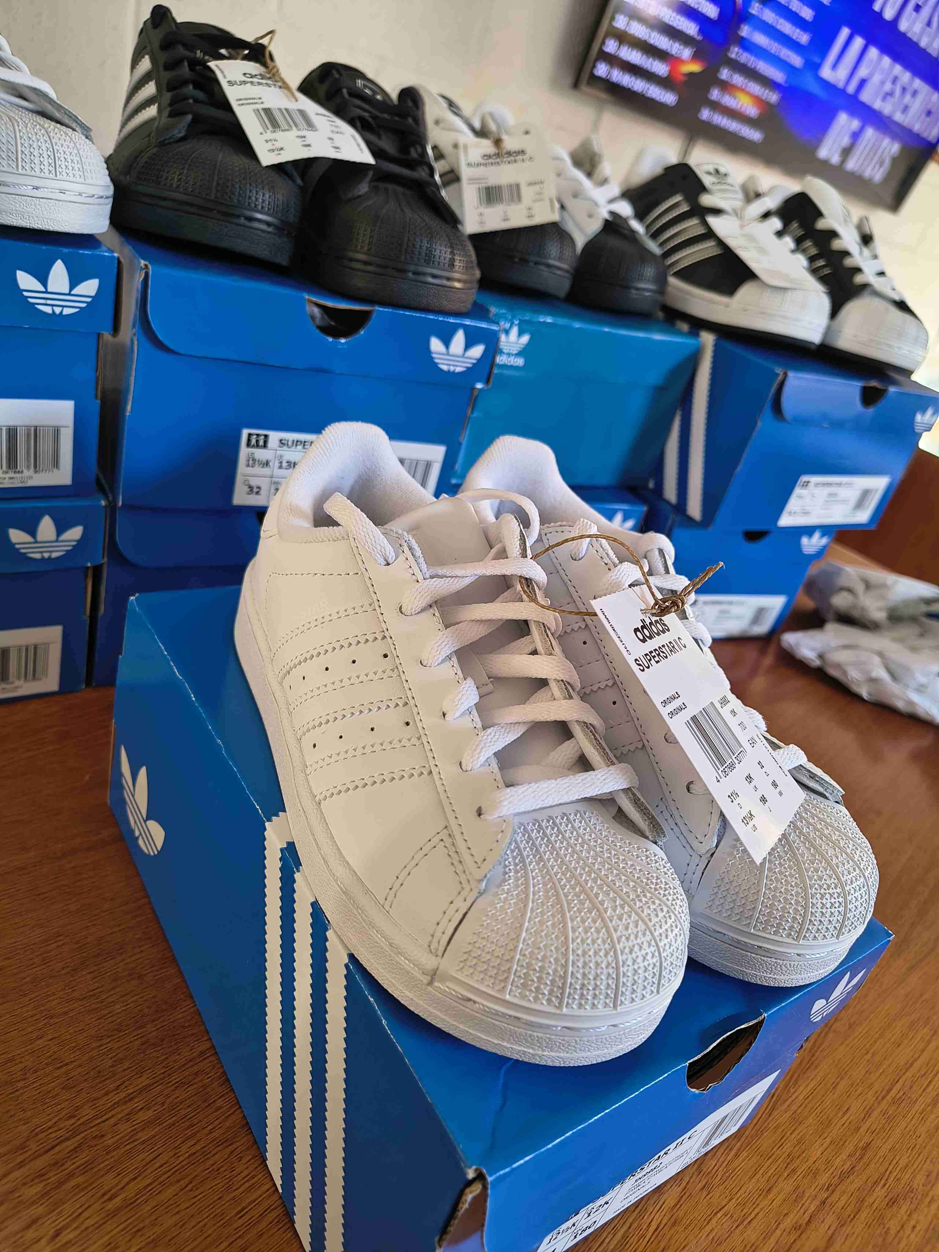 Zapatillas Adidas Superstar Blancas y negras - miniatura 2