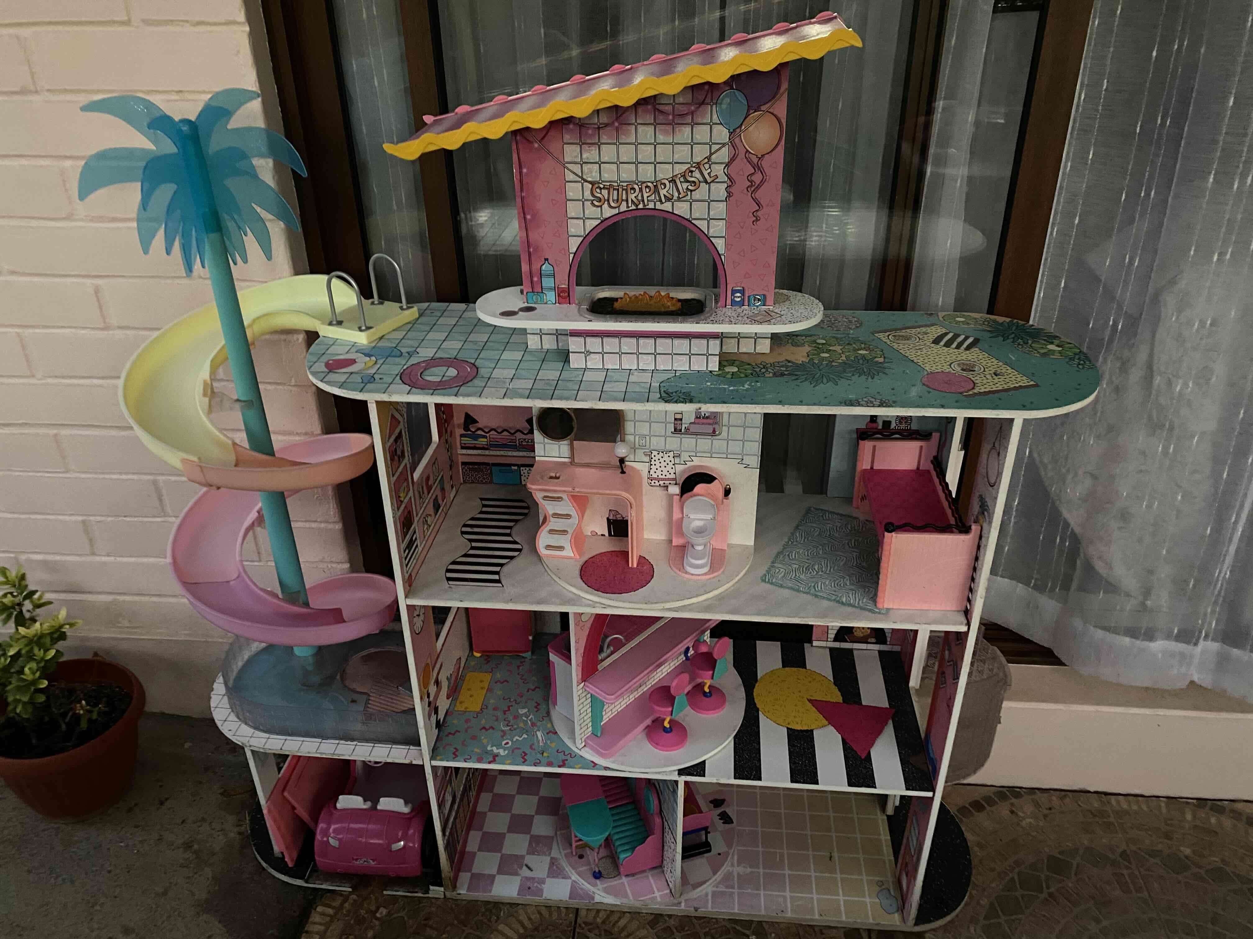 Casa de muñecas con tobogán