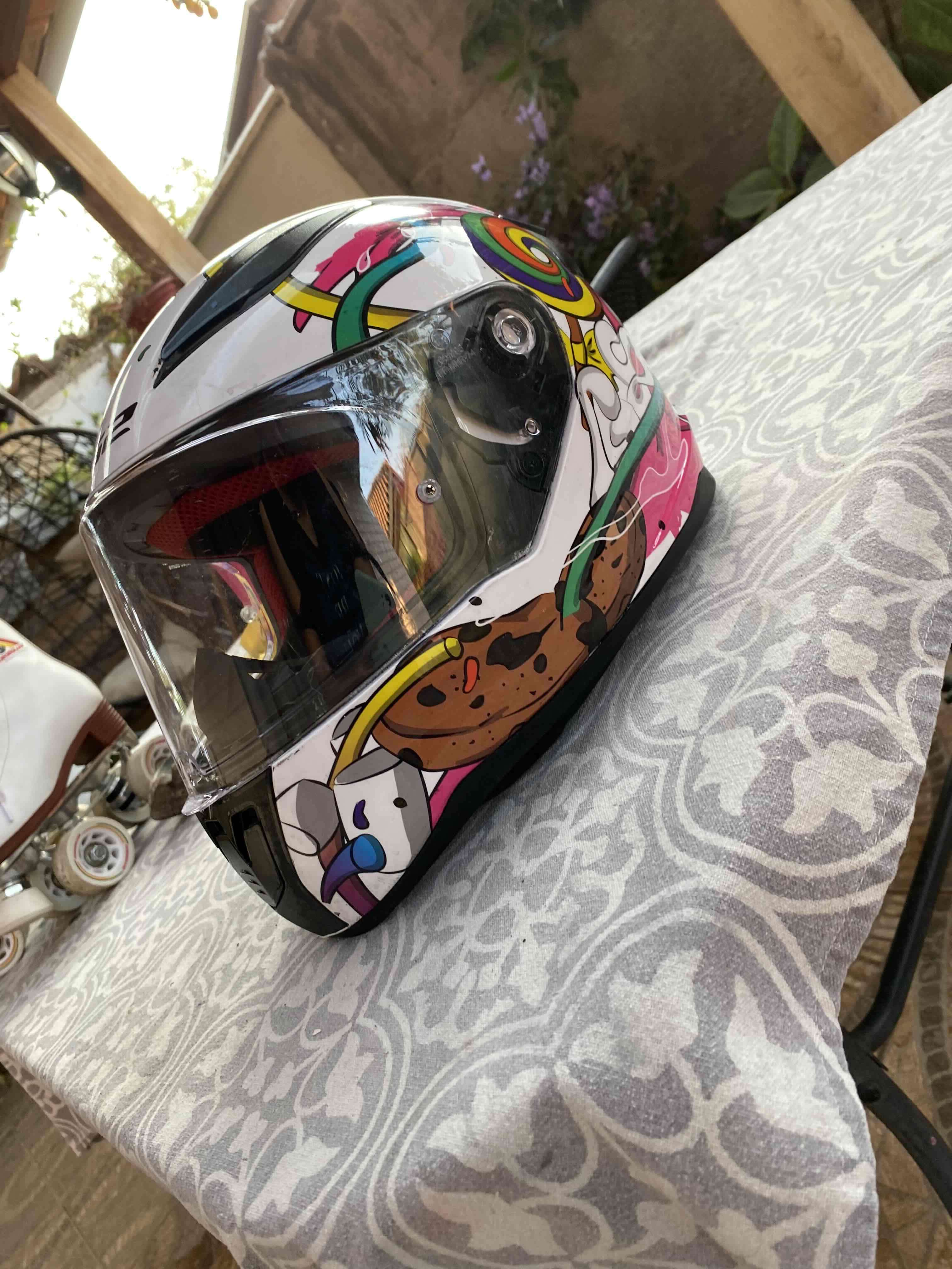Casco de motocicleta con diseño - miniatura 1