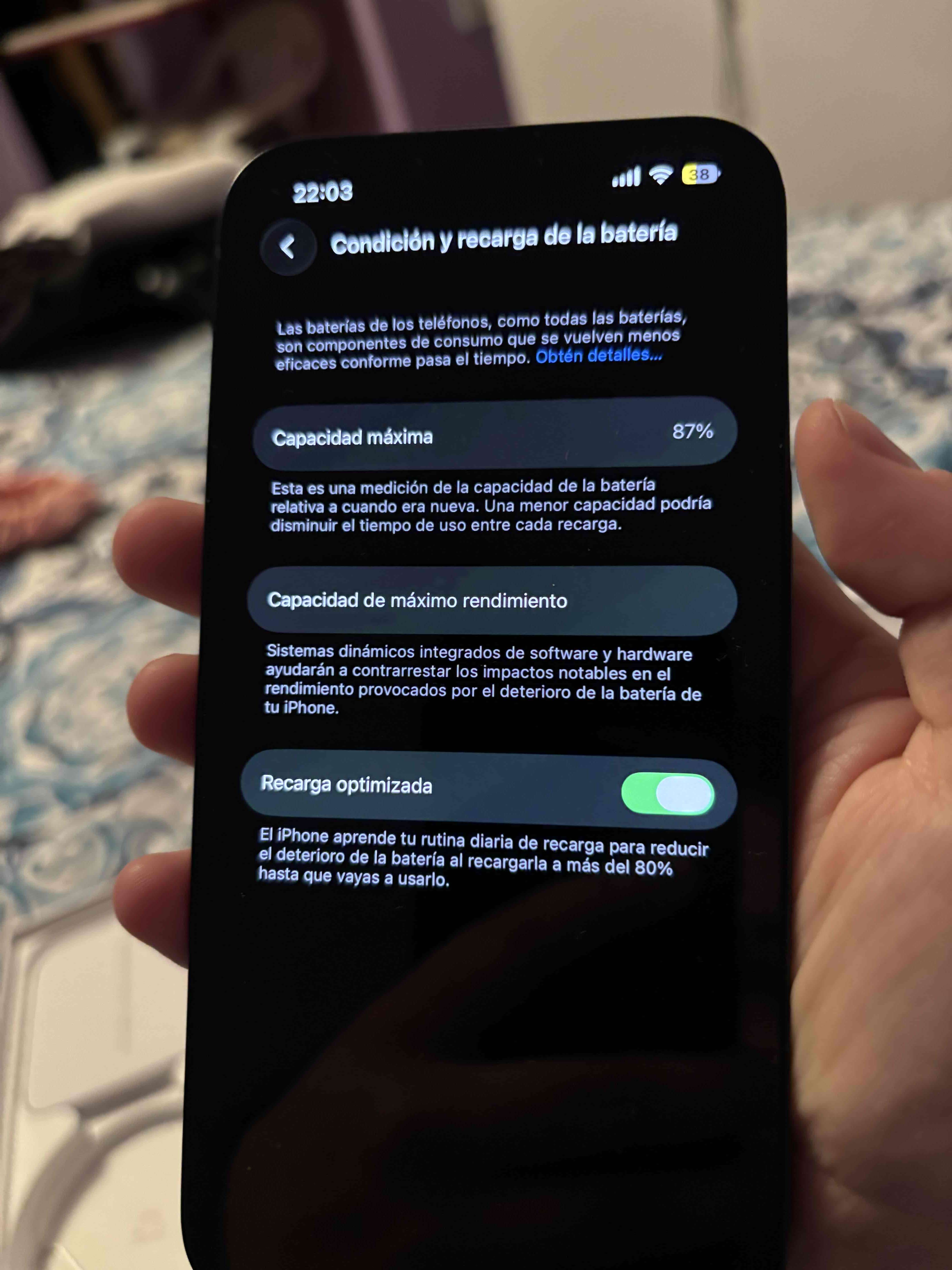 iPhone con batería al 87% - miniatura 1