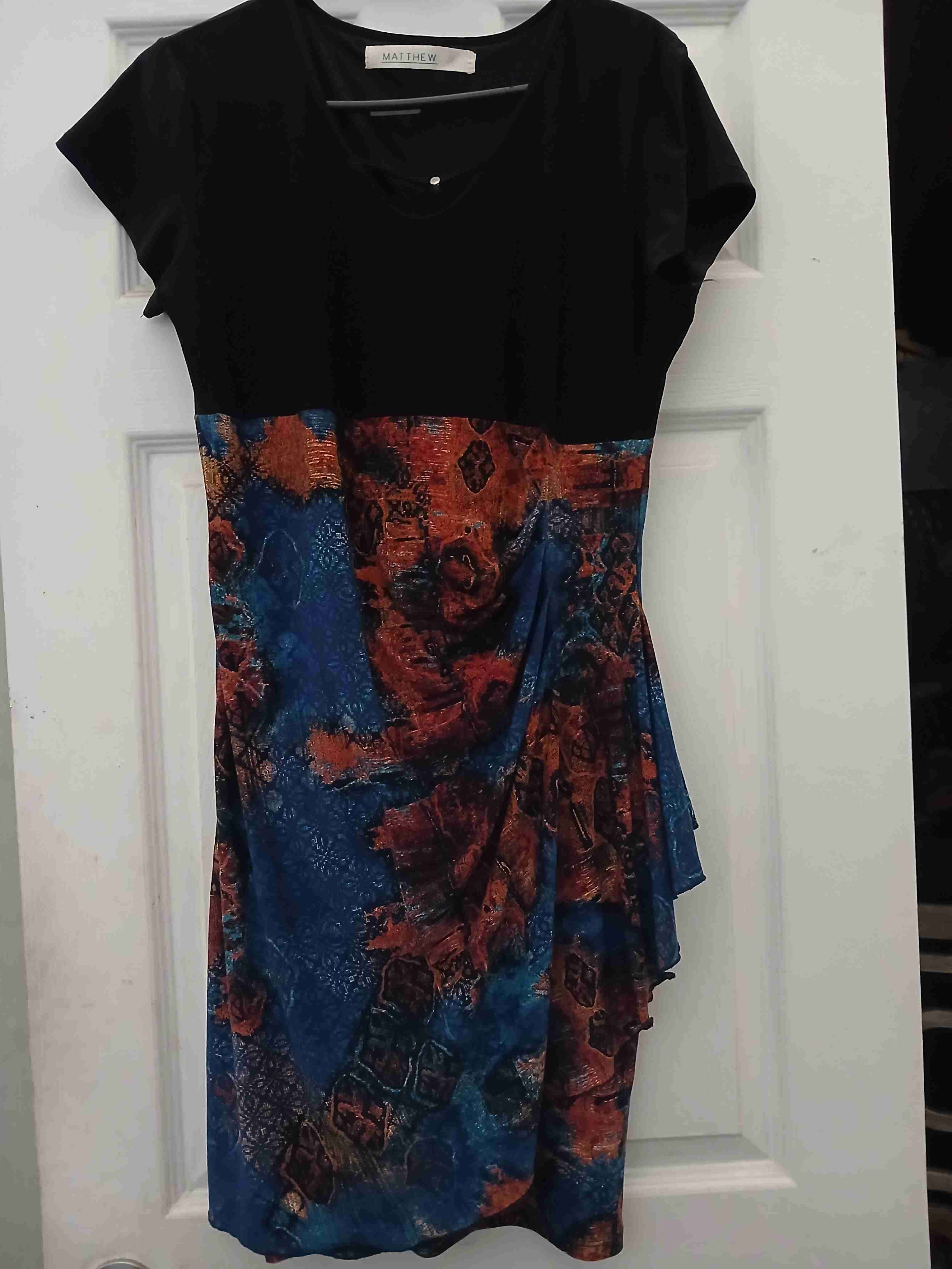 Vestido negro con estampado colorido - miniatura 1