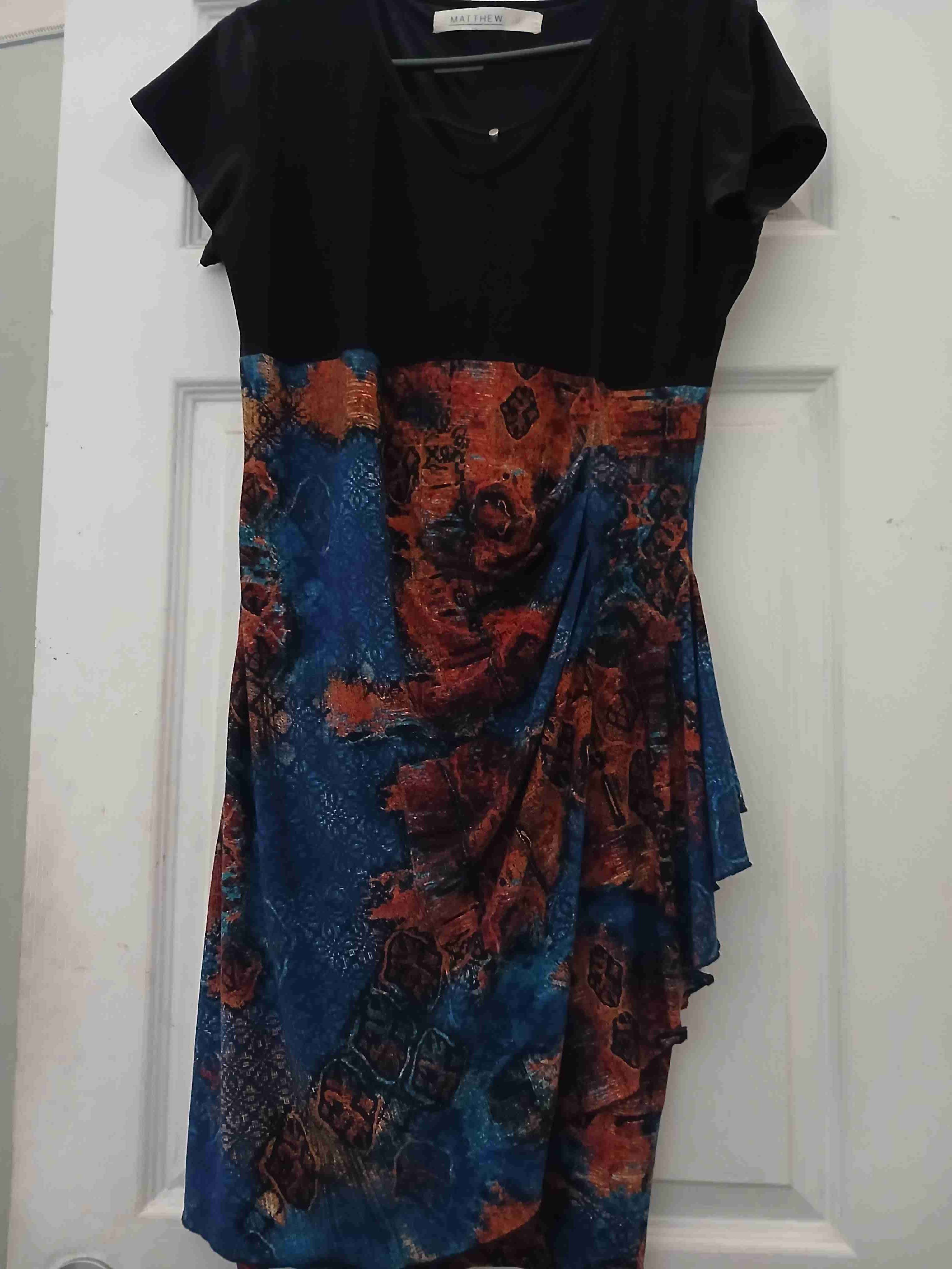 Vestido negro con estampado colorido - miniatura 2