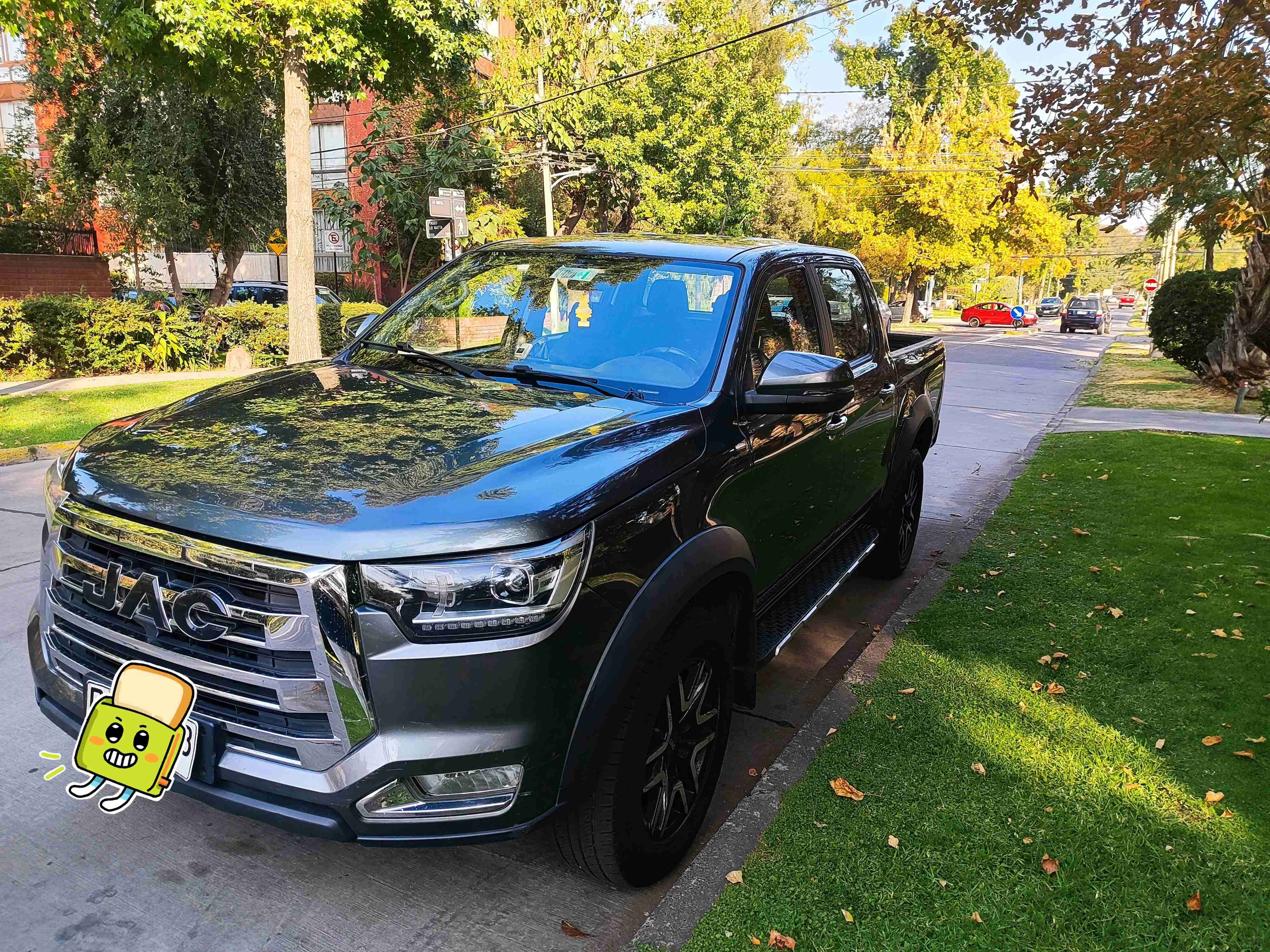 Camioneta JAC, color gris en muy buen estado. - miniatura 1