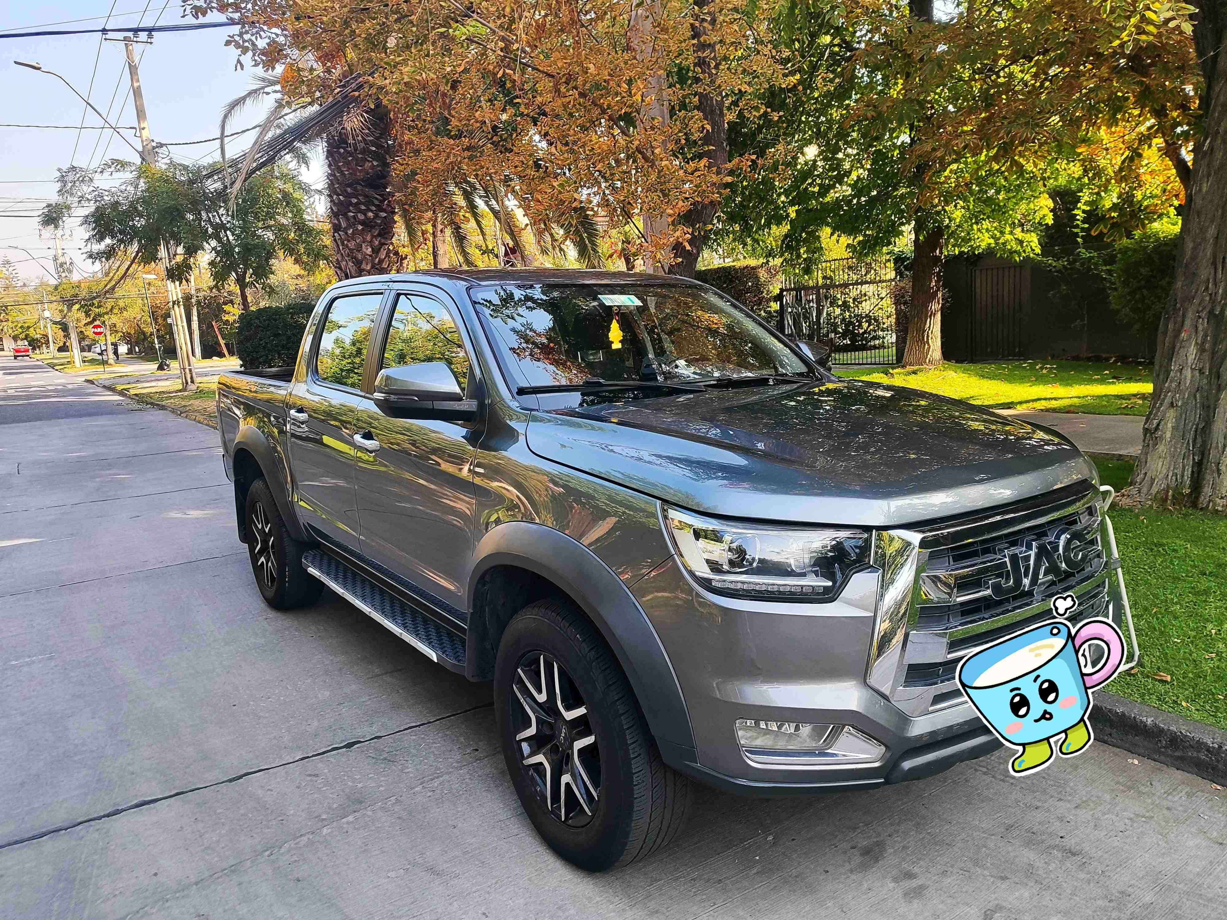 Camioneta JAC, color gris en muy buen estado. - miniatura 3