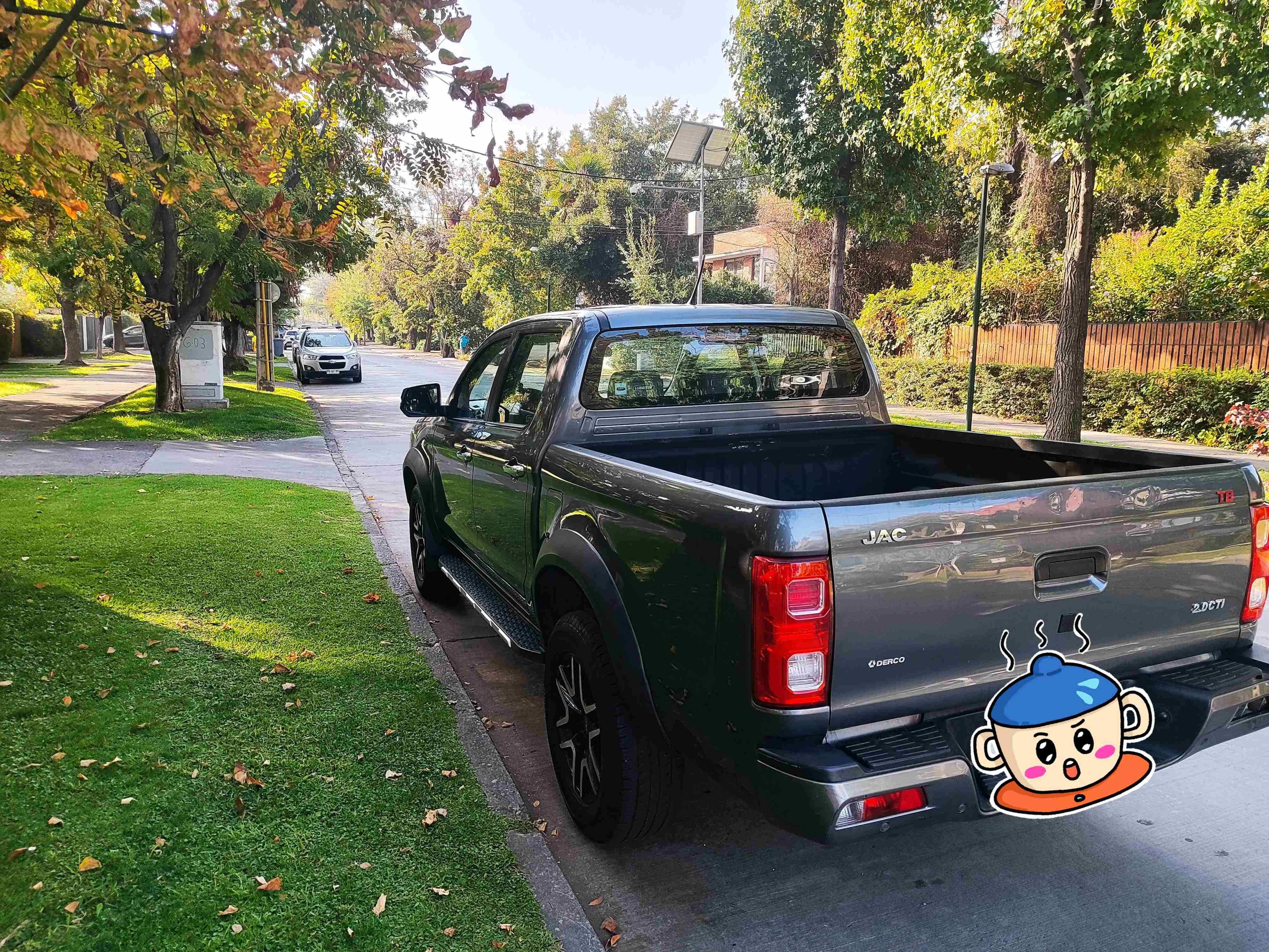 Camioneta JAC, color gris en muy buen estado. - miniatura 4