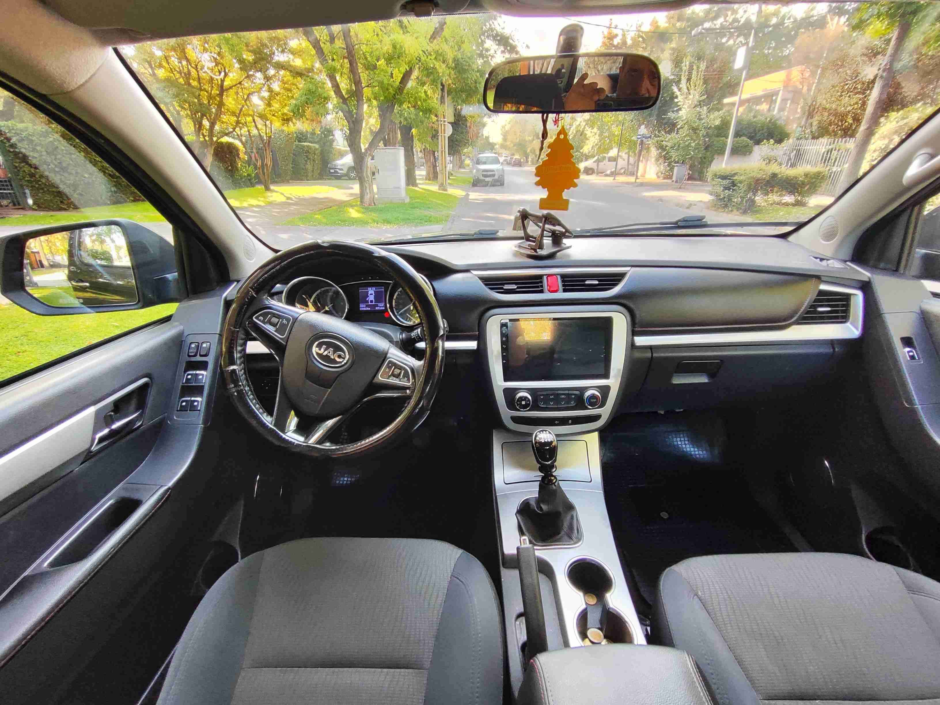 Camioneta JAC, color gris en muy buen estado. - miniatura 6