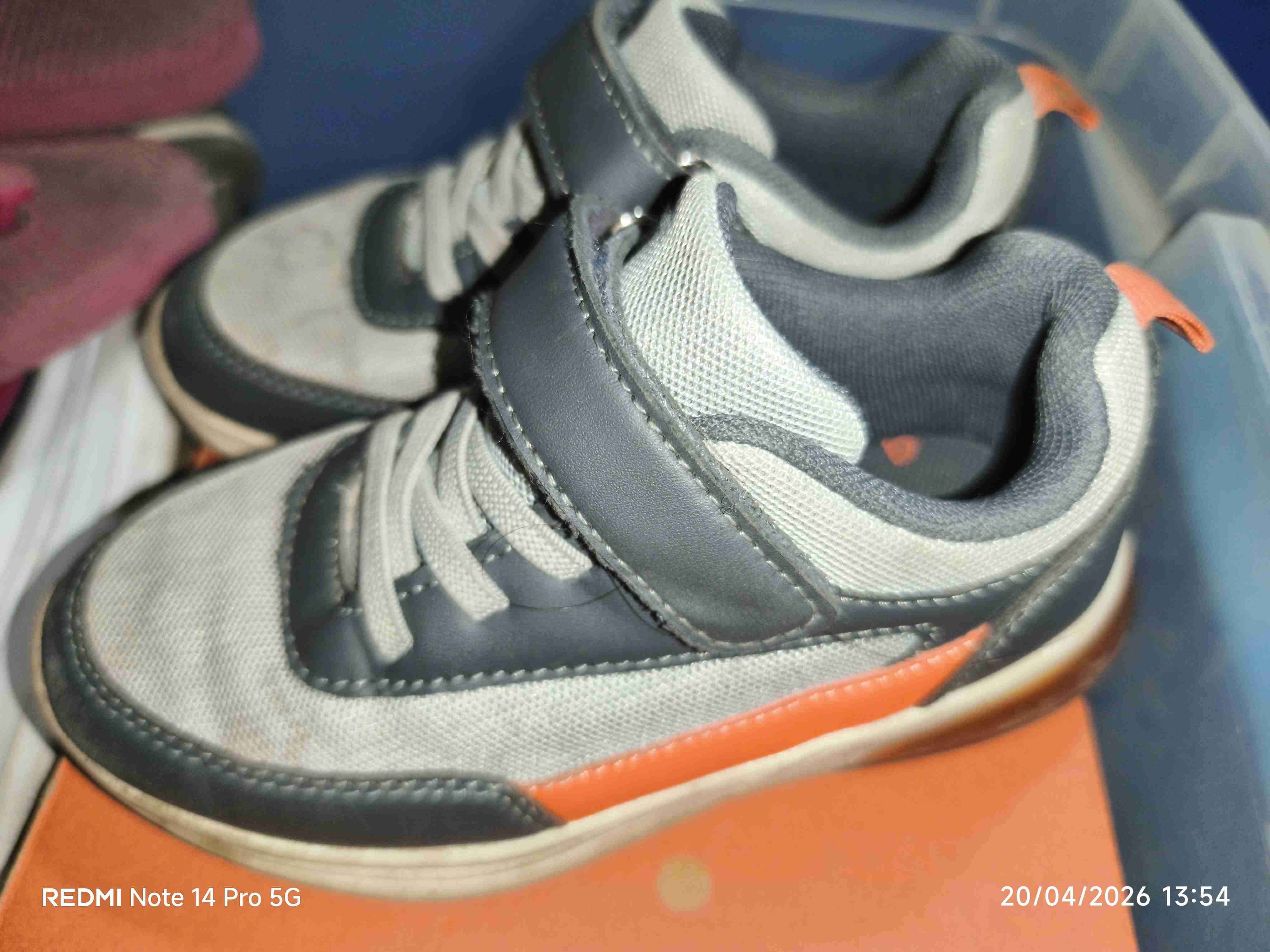 Zapatillas deportivas grises y naranjas número 28 - miniatura 1