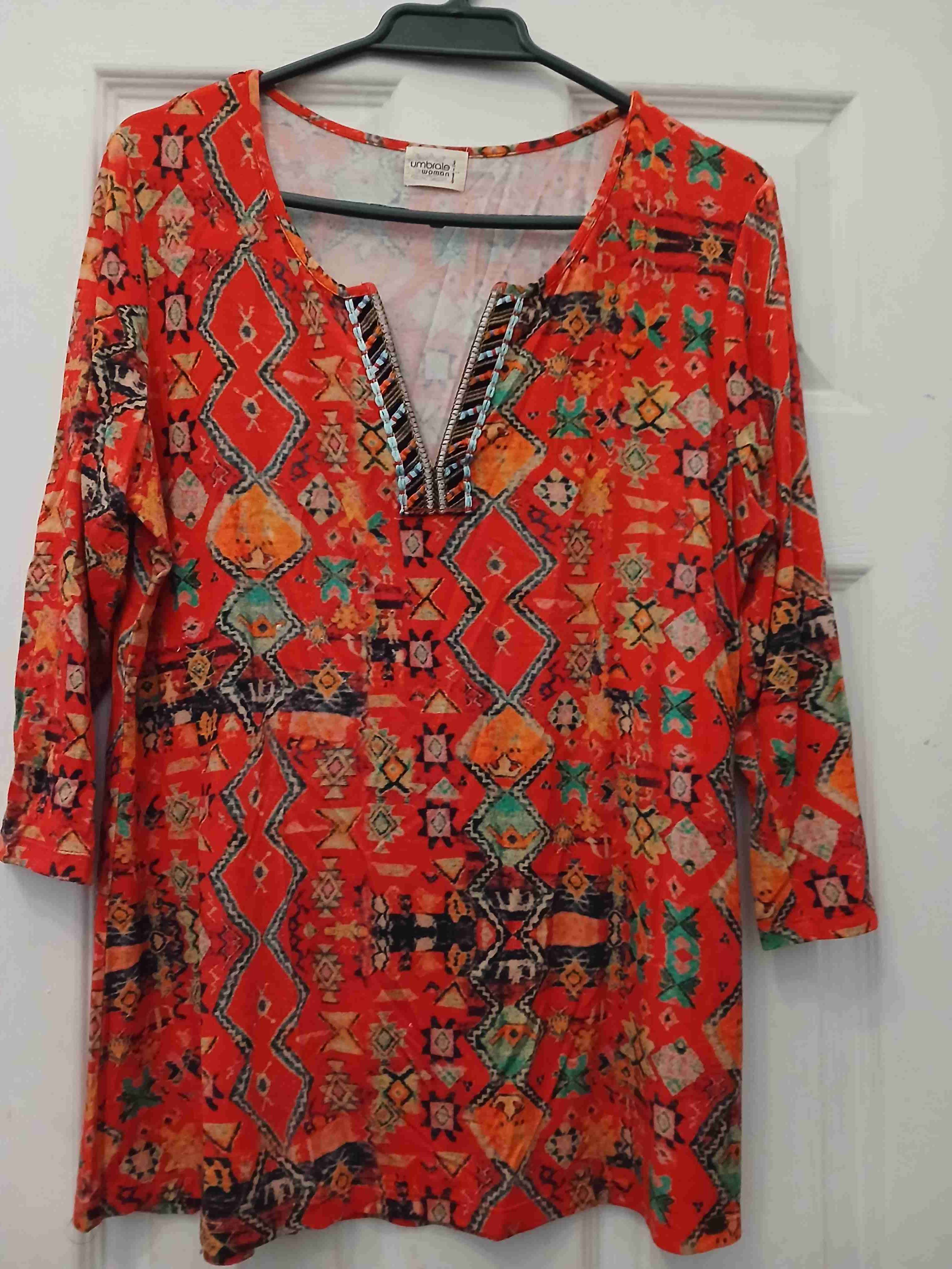 Polera roja estampada vibrante