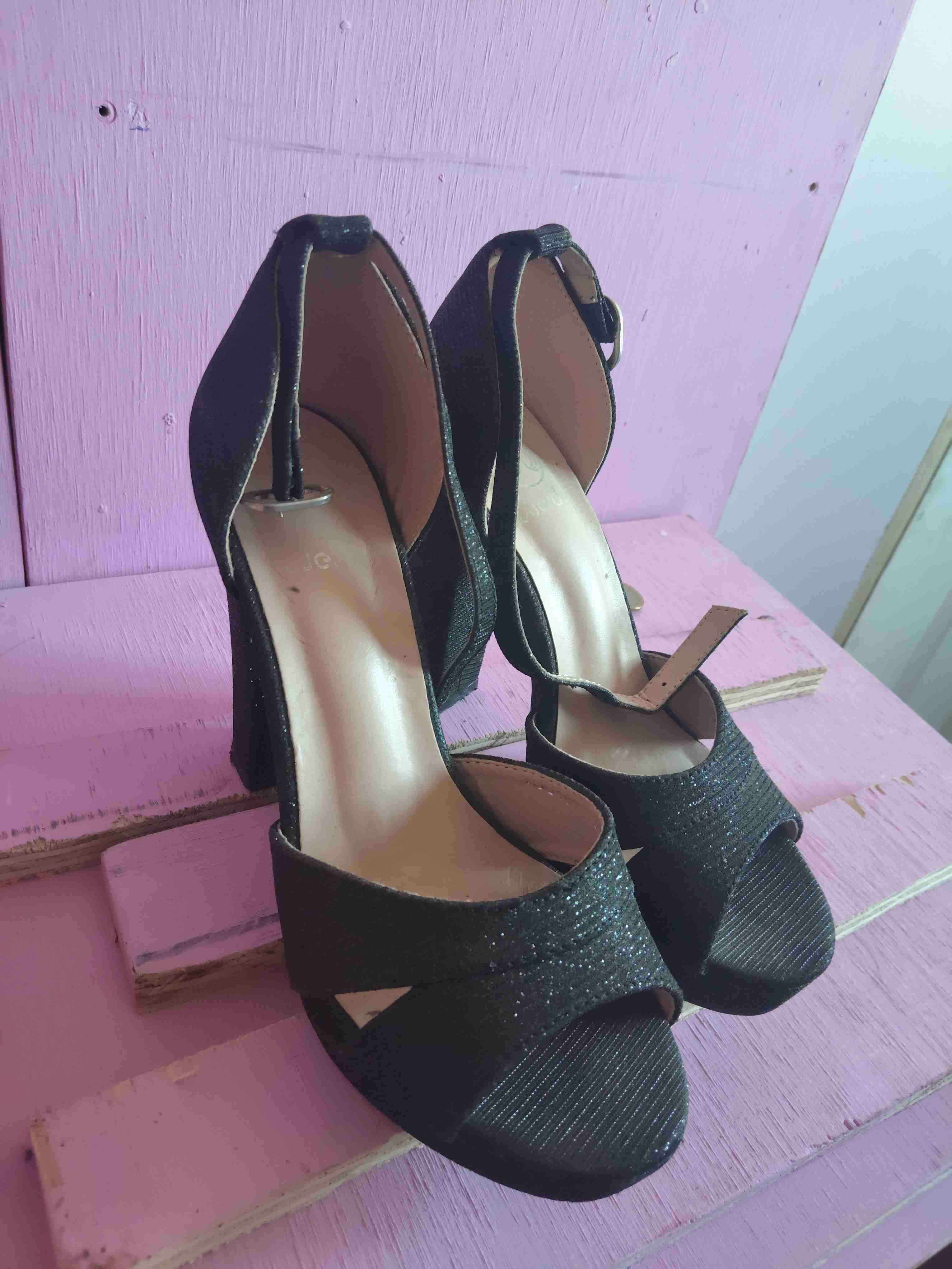 Tacones altos negros brillantes - miniatura 1