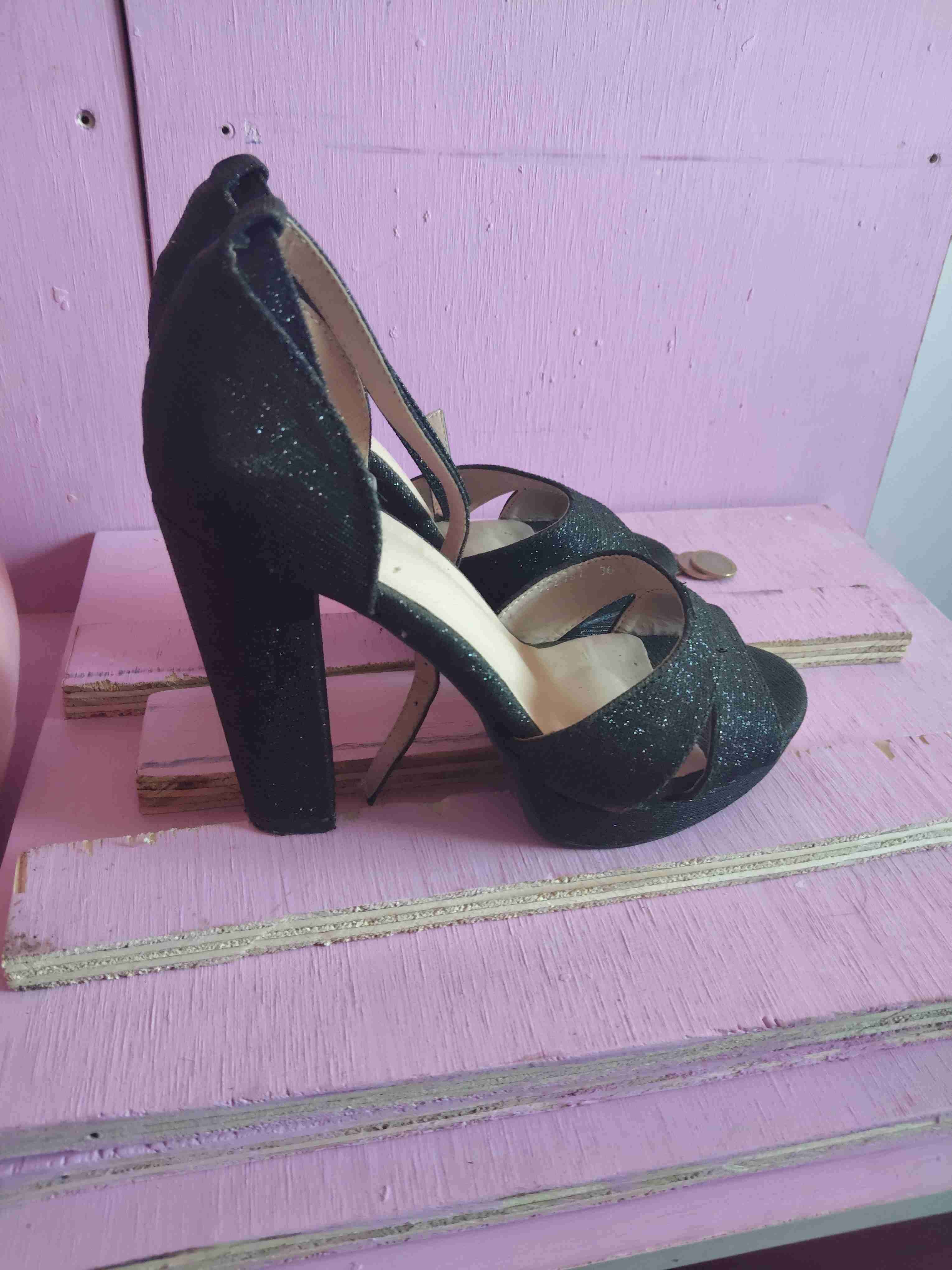 Tacones altos negros brillantes - miniatura 2