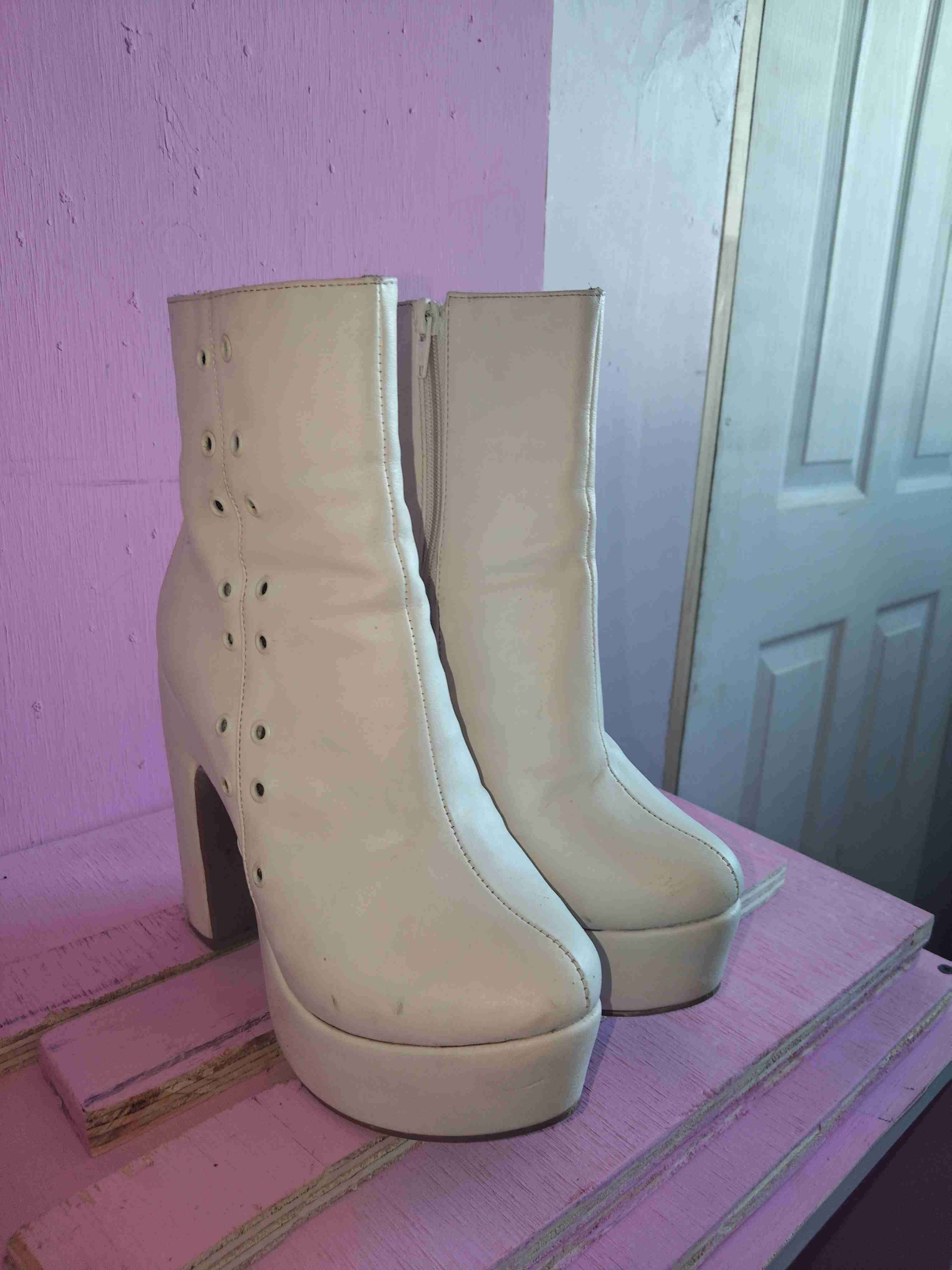 Botines blancos de tacón alto - miniatura 1