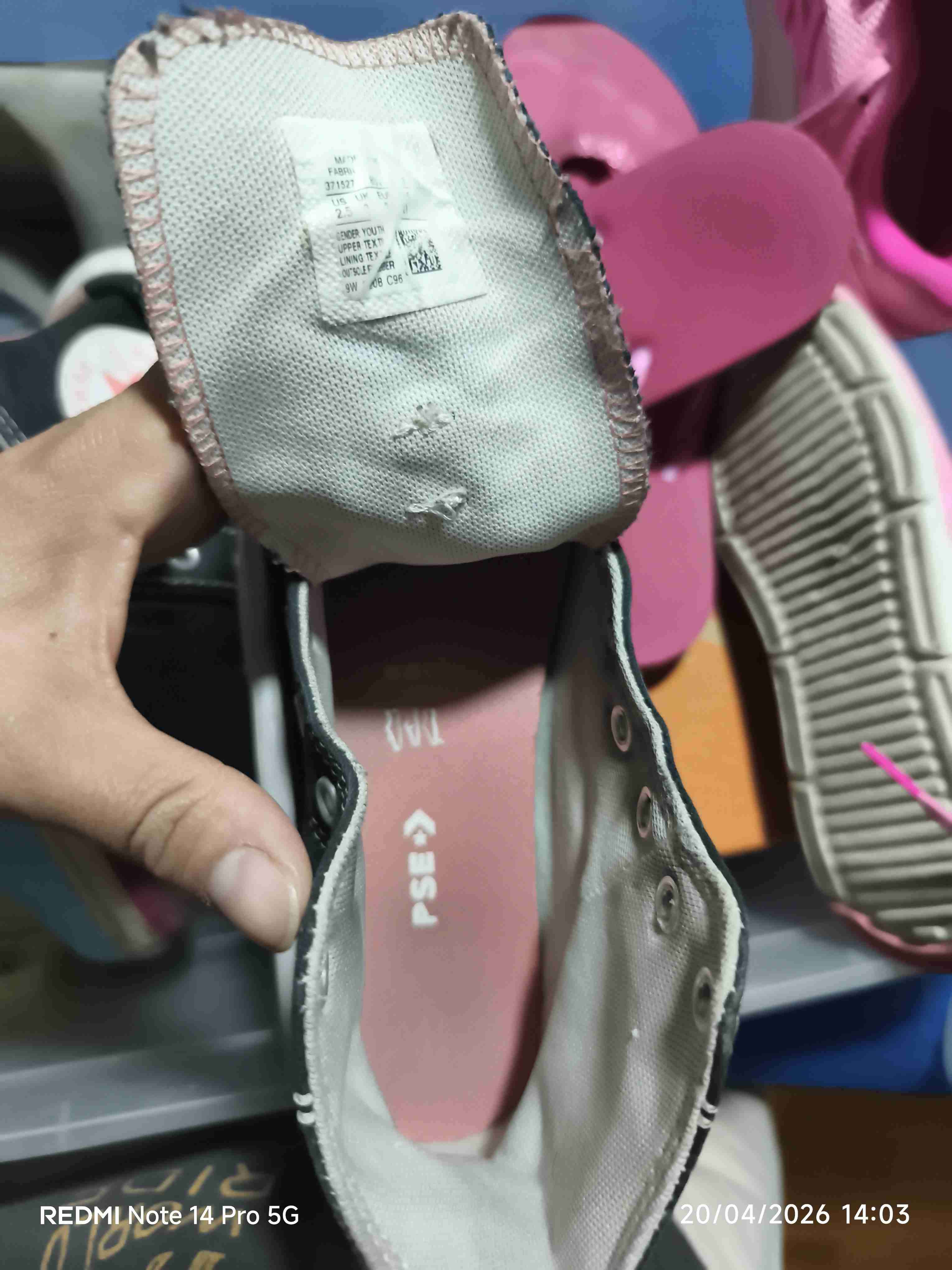 Zapatillas negras y rosadas converse all Star - miniatura 1