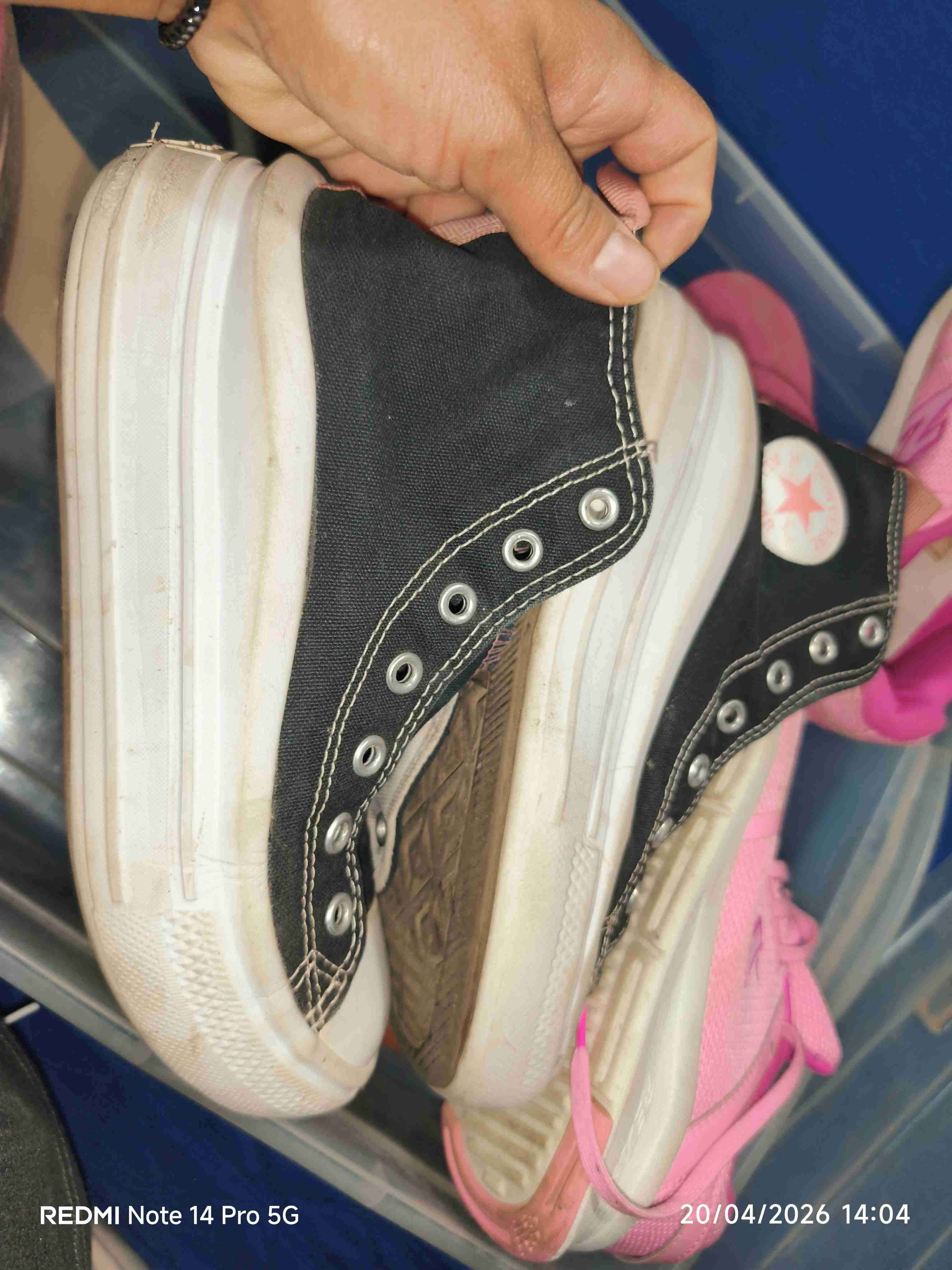 Zapatillas negras y rosadas converse all Star - miniatura 3