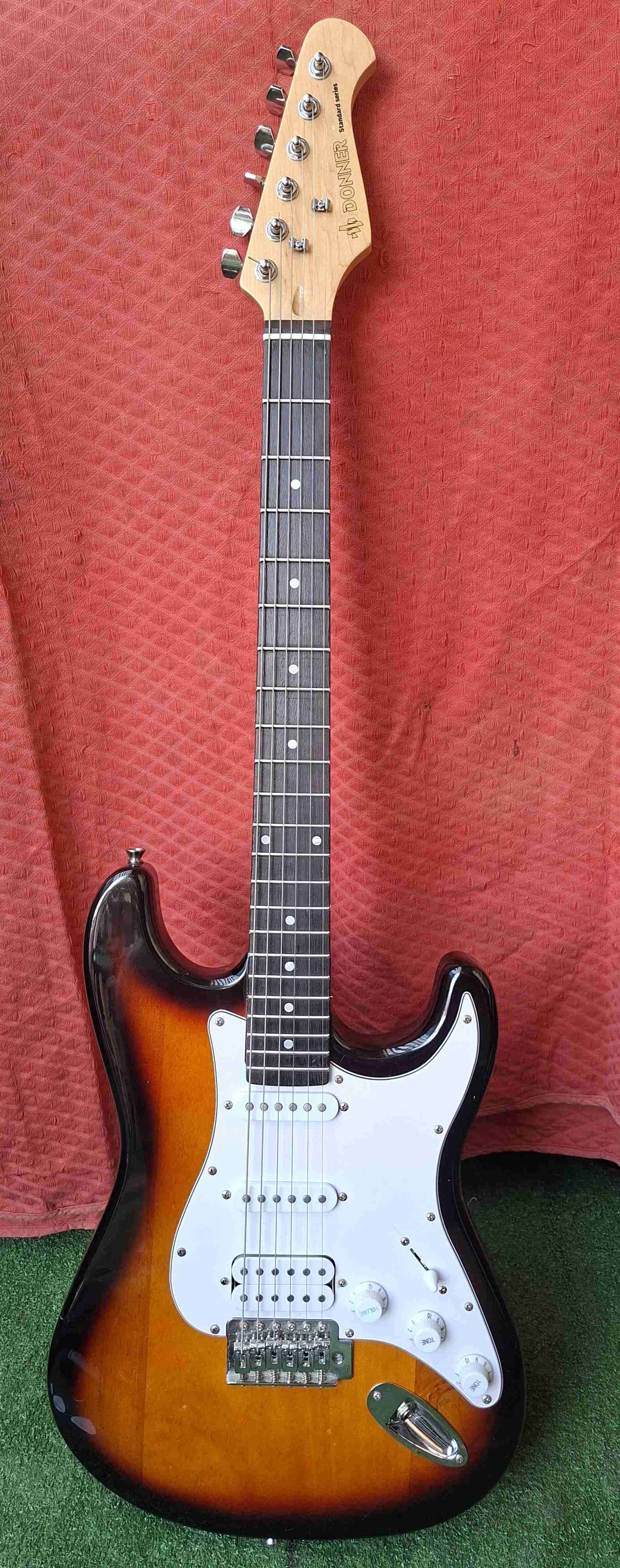 Guitarra eléctrica con accesorios - miniatura 2