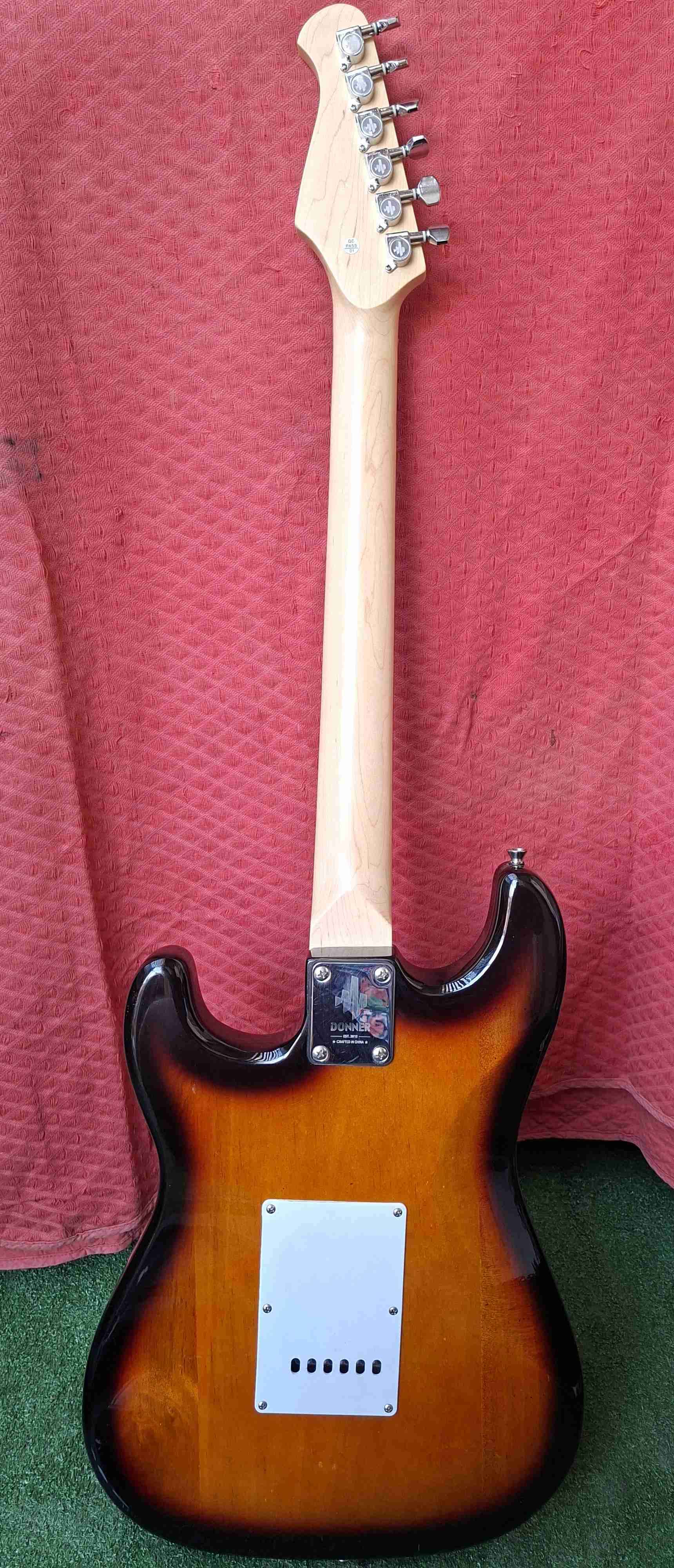 Guitarra eléctrica con accesorios - miniatura 3