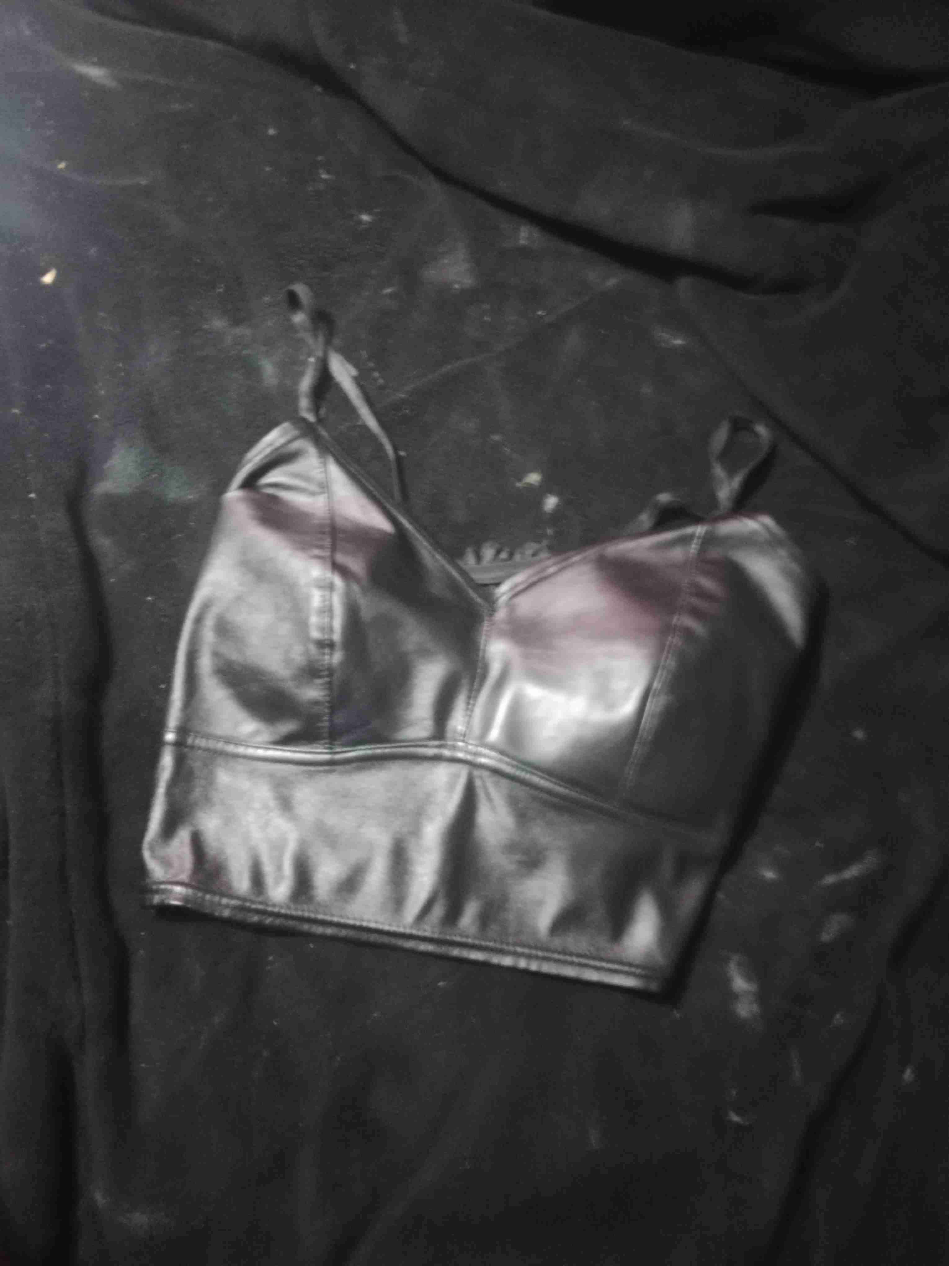 Top negro de cuero sintético