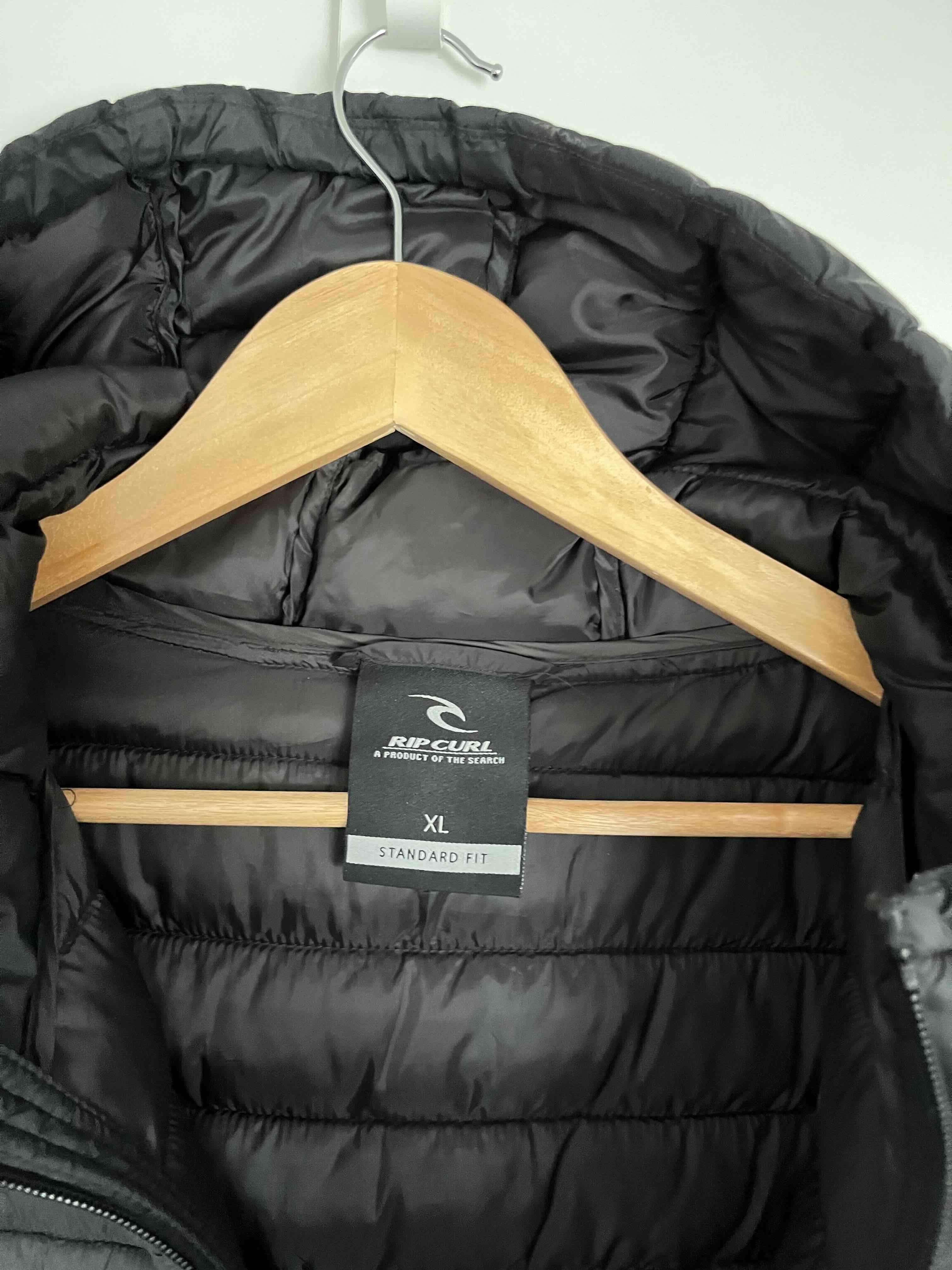 Chaqueta acolchada gris con capucha - miniatura 3