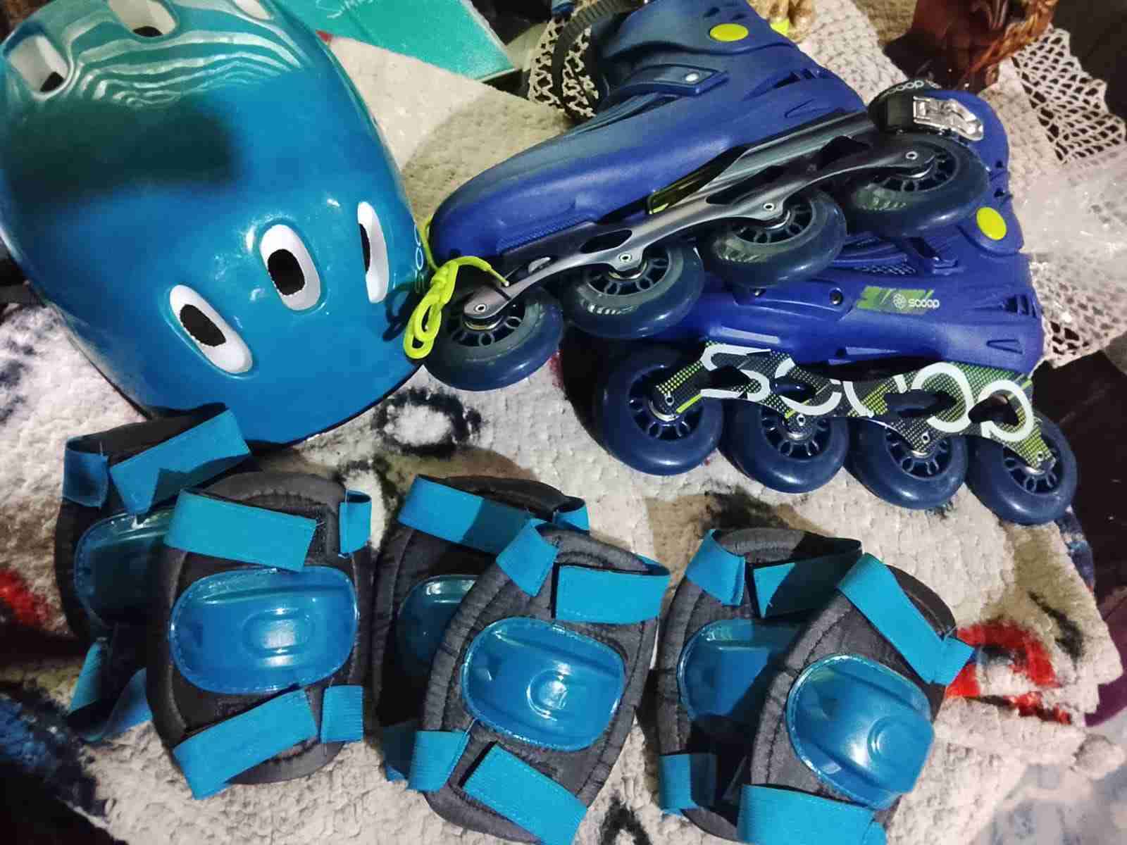 Patines azules con equipo de protección