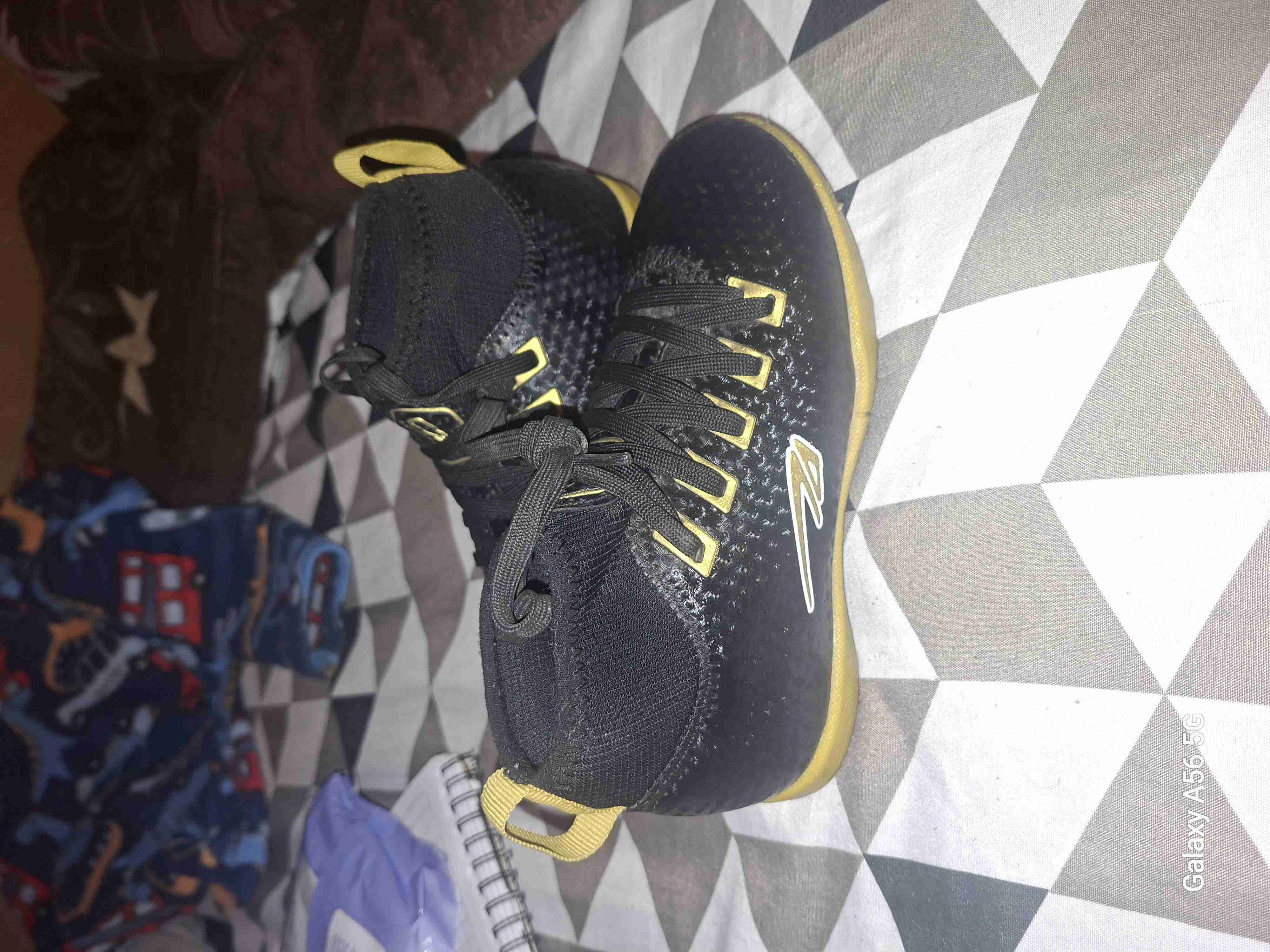 Zapatillas deportivas negras y amarillas - miniatura 2