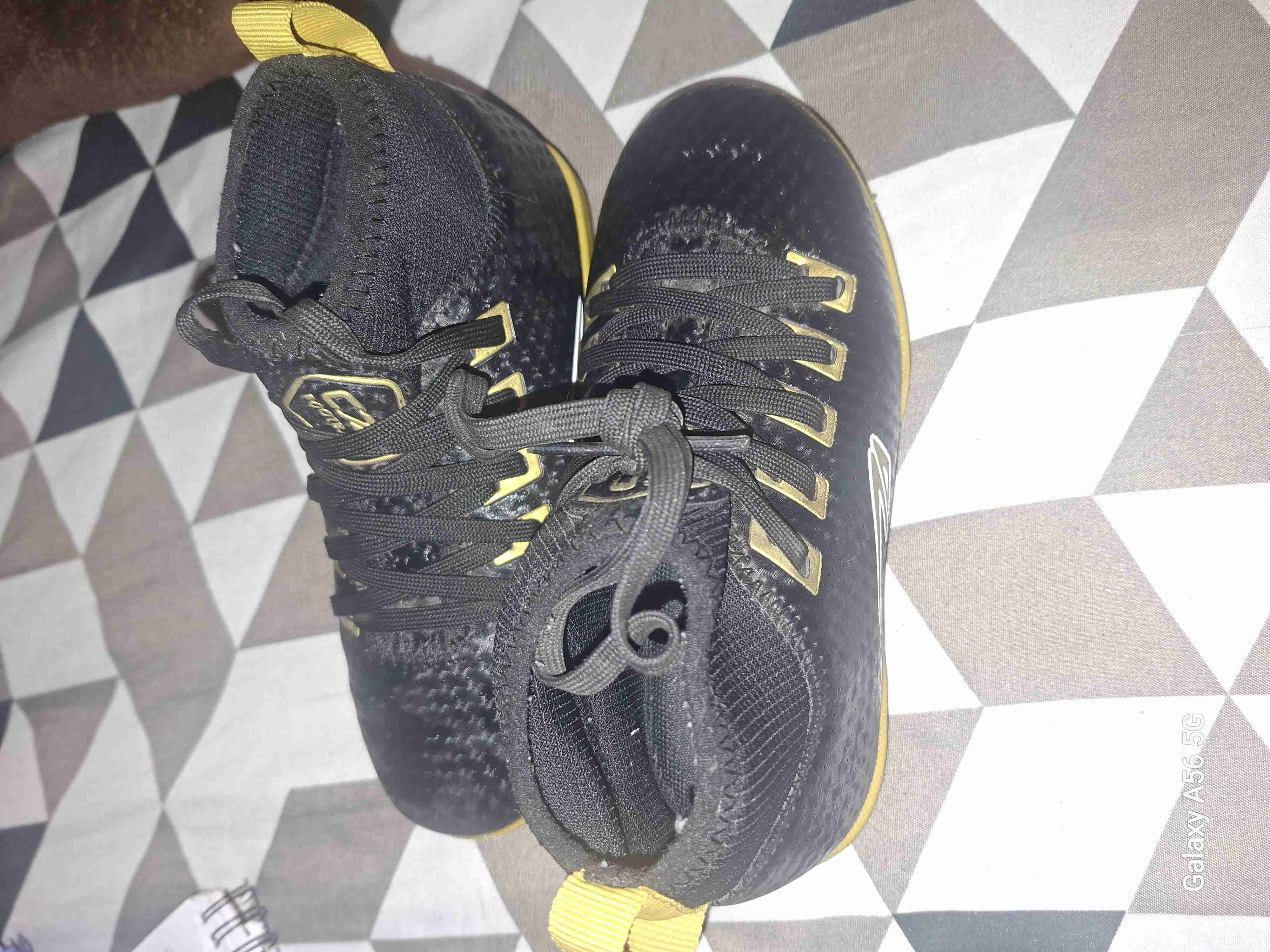 Zapatillas deportivas negras y amarillas - miniatura 3