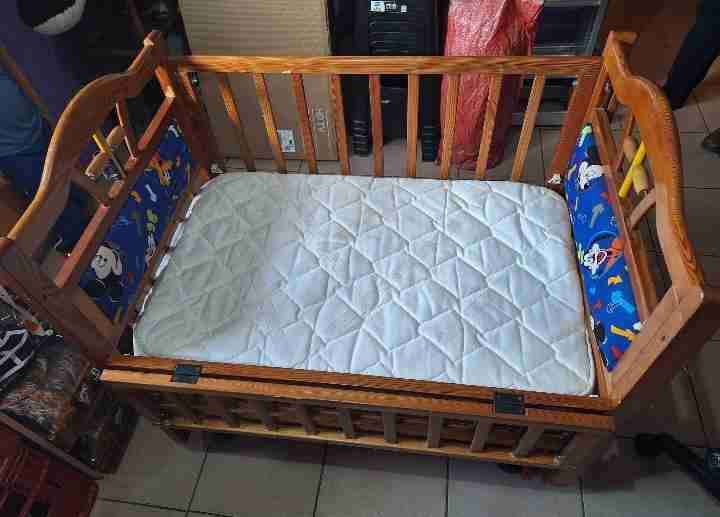 Cuna mecedora de madera para bebé - miniatura 2